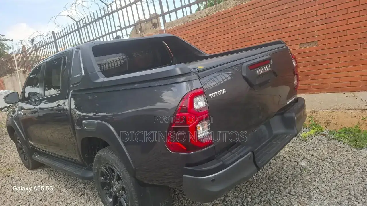 Toyota Hilux 2024 Black
