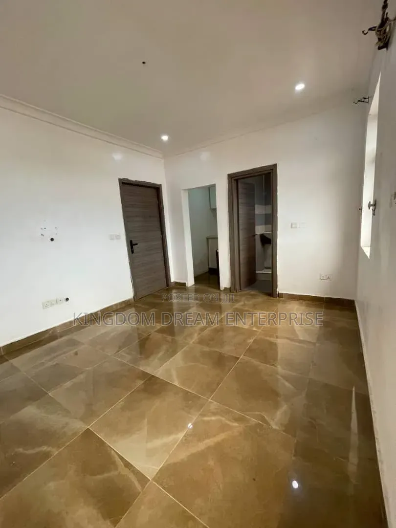 1bdrm Apartment in Chevron for rent