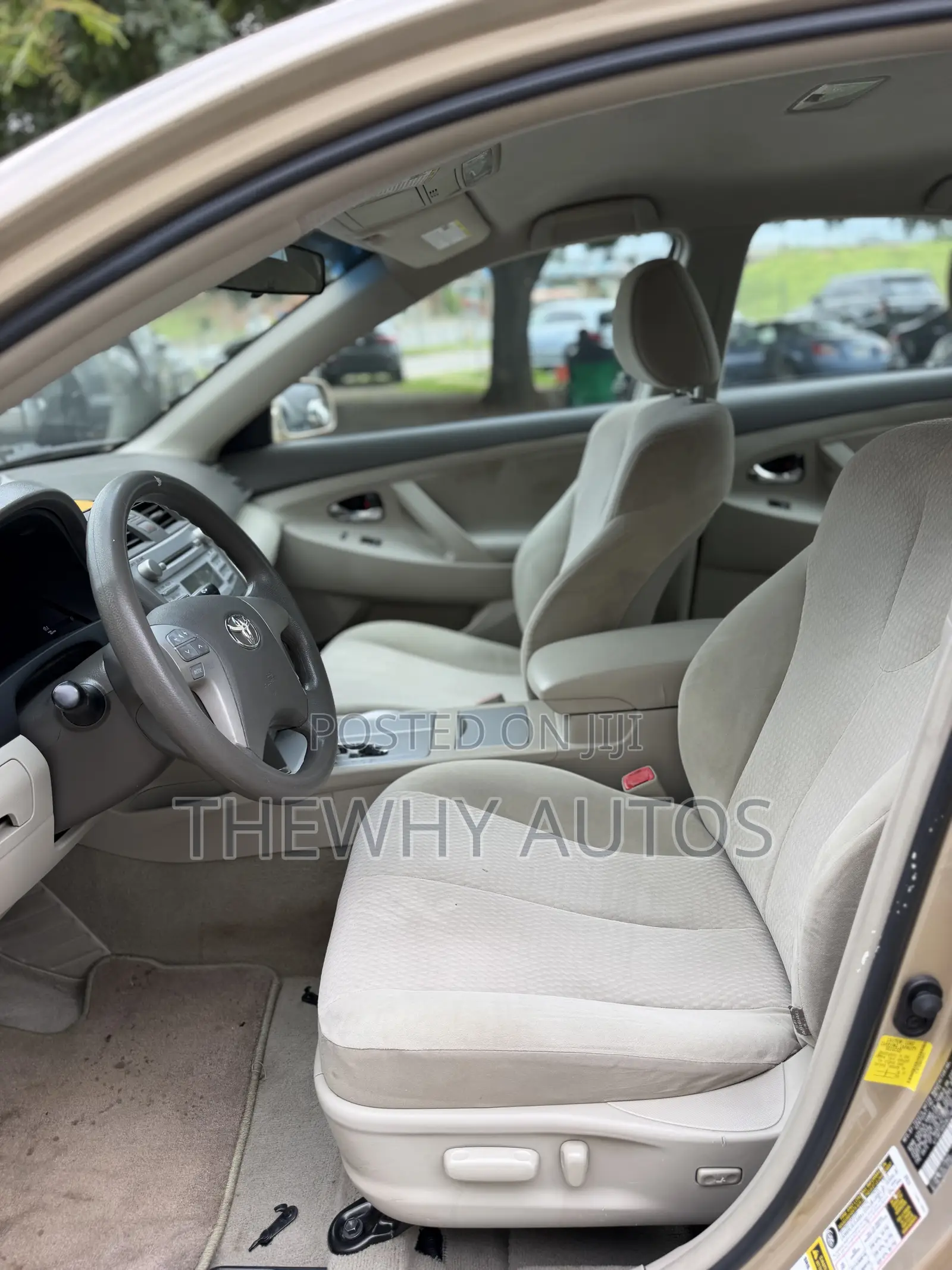 Toyota Camry LE 4dr Sedan (2.5L 4cyl 6A) 2011 Gold