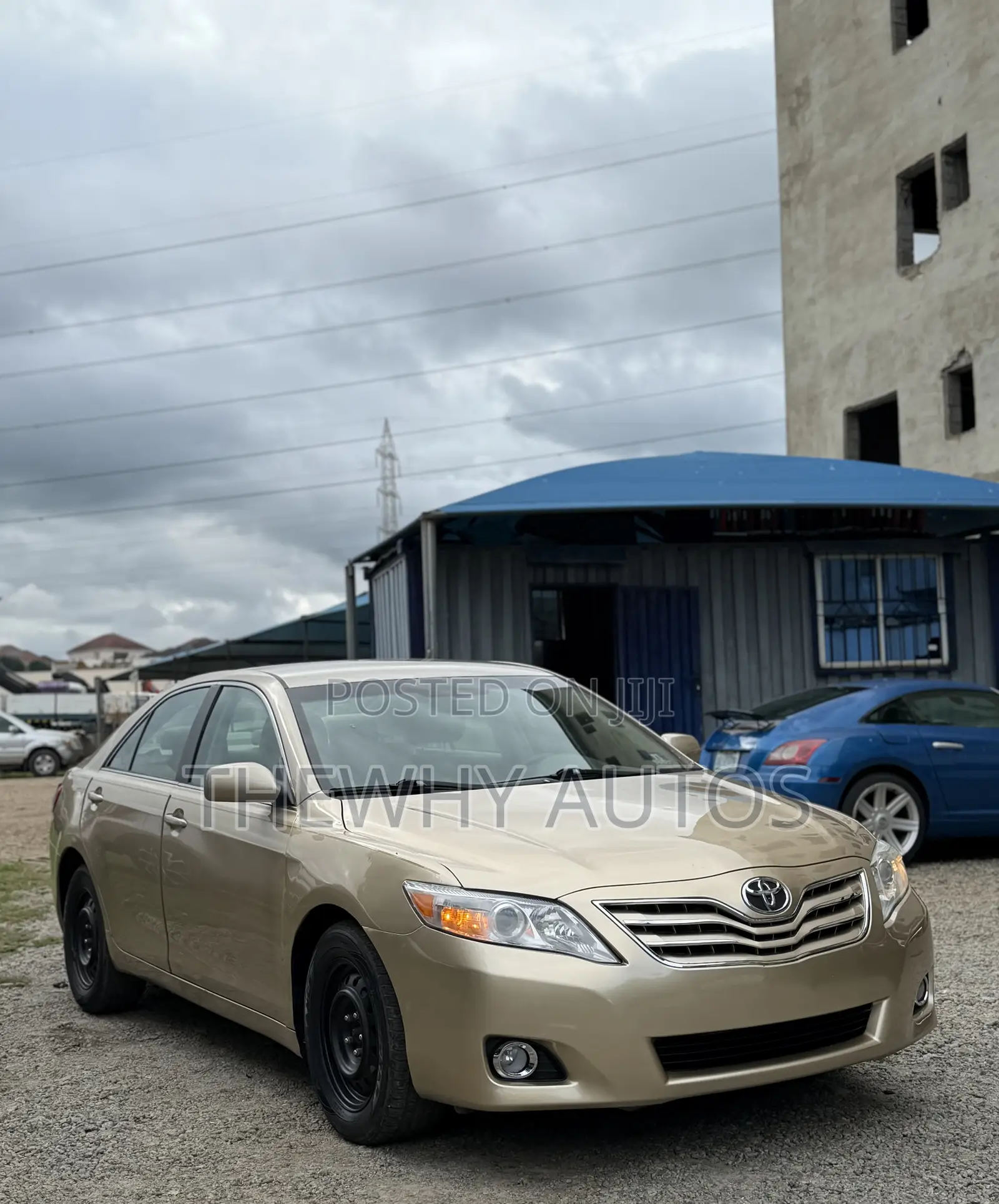 Toyota Camry LE 4dr Sedan (2.5L 4cyl 6A) 2011 Gold