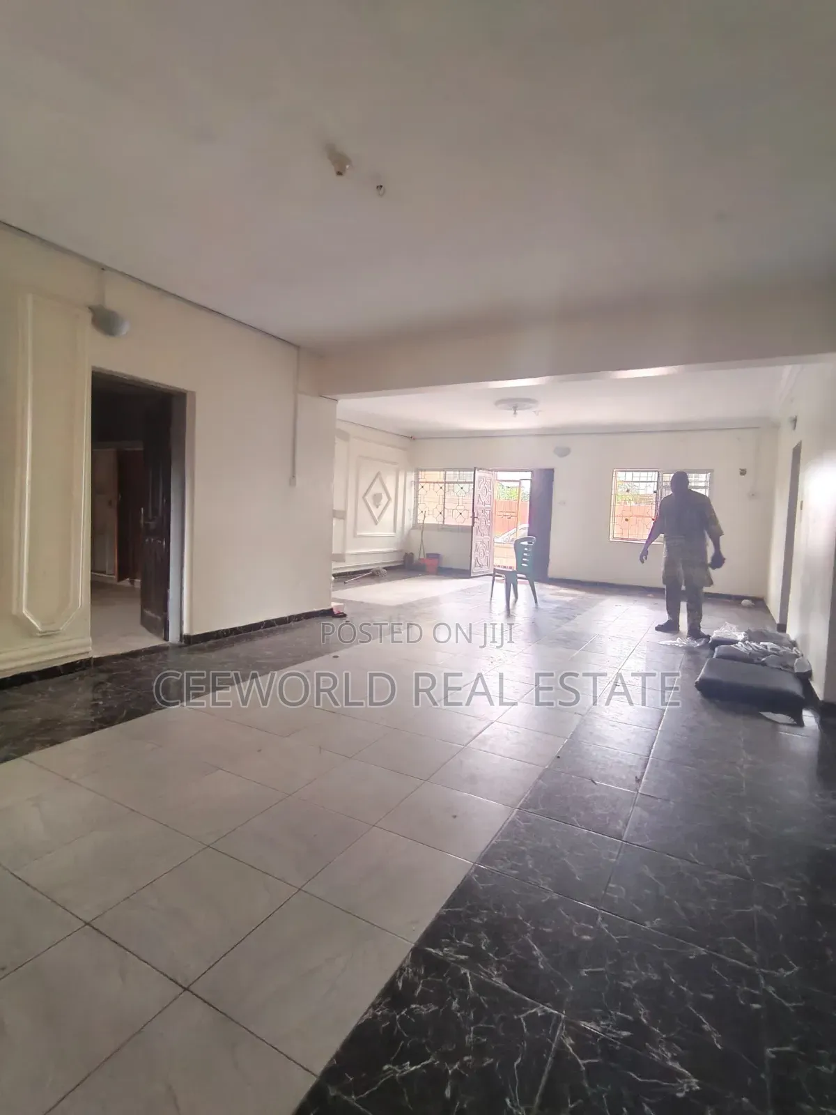 Spacious 3 Bedroom Flat With Another Small Room Available at Oluyole
