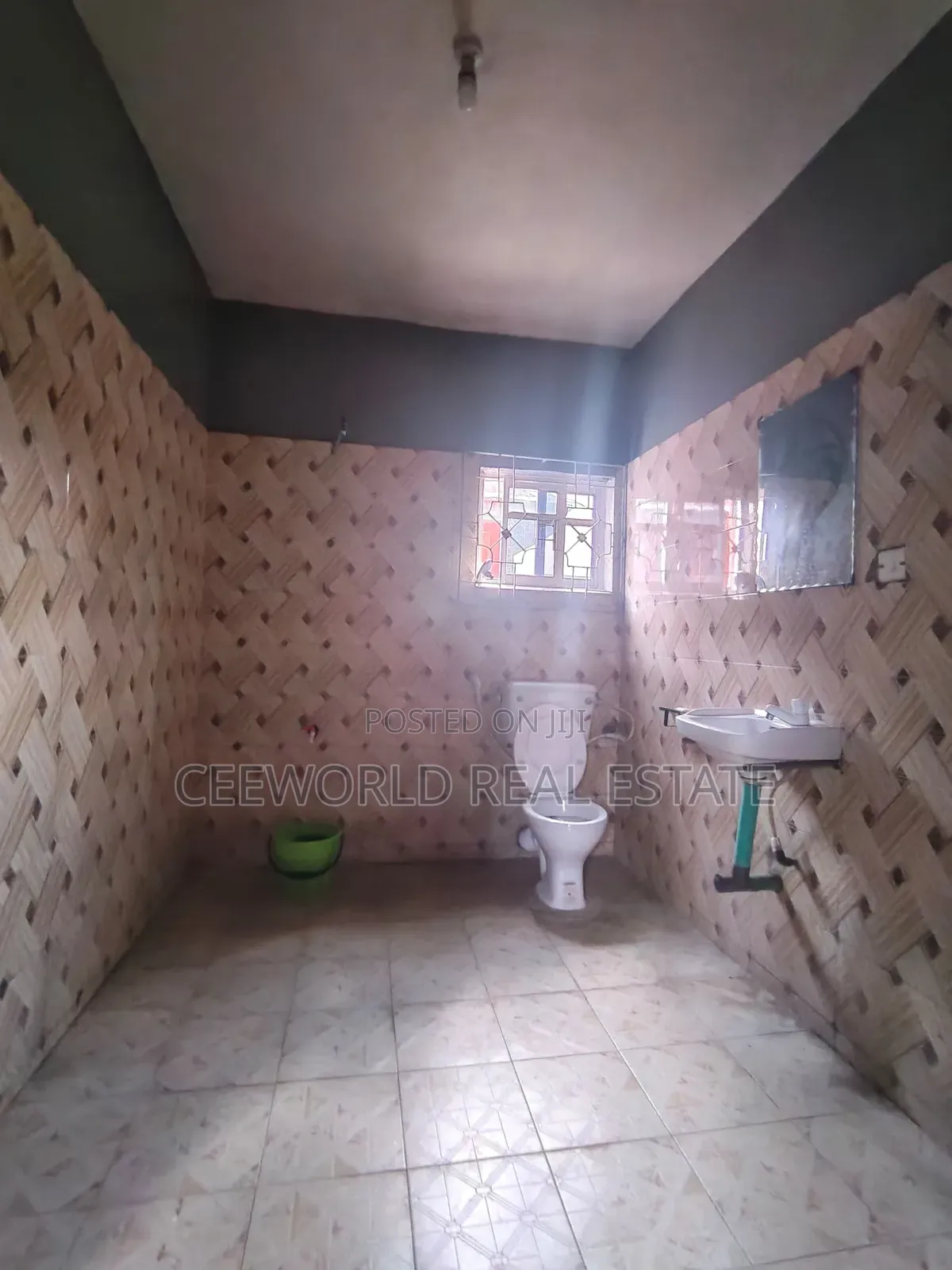 Spacious 3 Bedroom Flat With Another Small Room Available at Oluyole