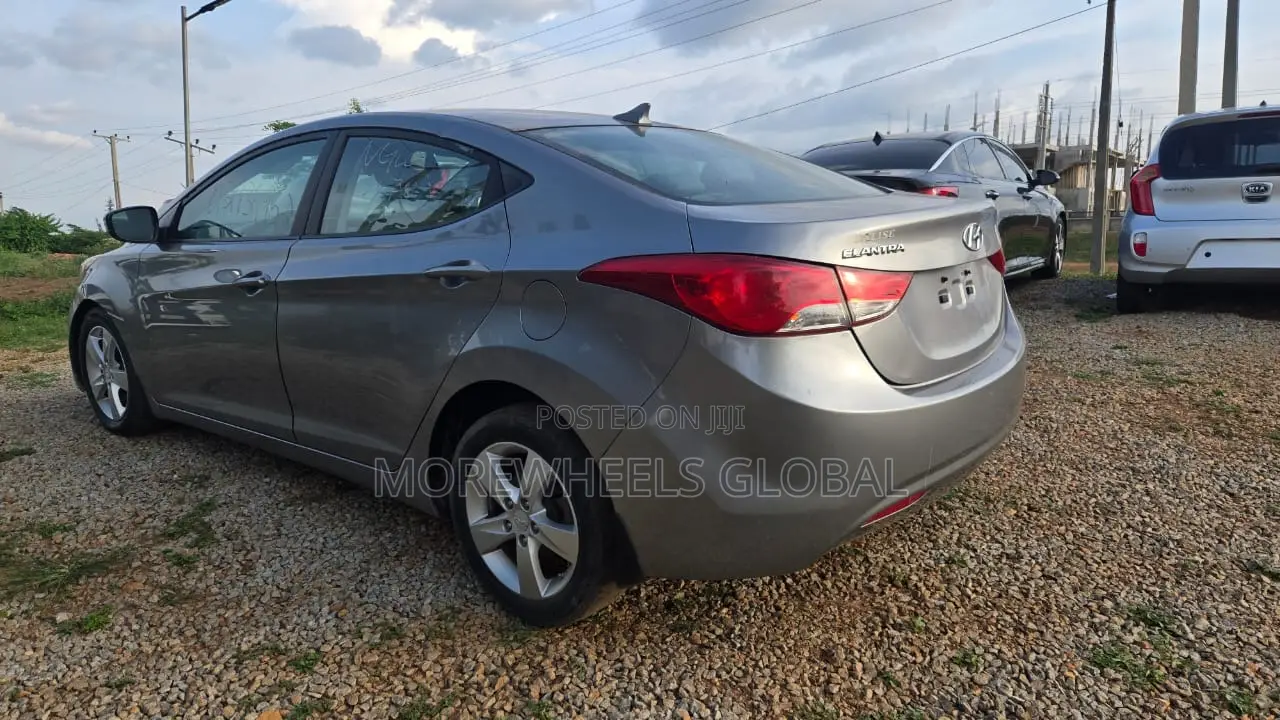 Hyundai Elantra GLS Sedan FWD (1.8L 4cyl 6A) 2013 Gray