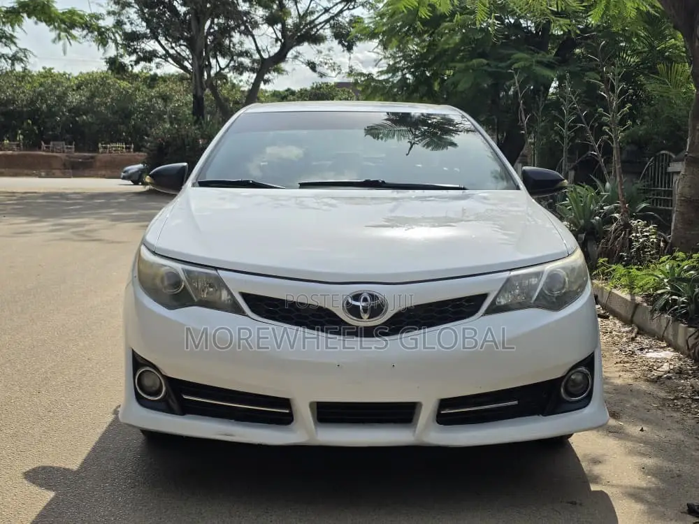 Toyota Camry SE 4dr Sedan (2.5L 4cyl 6A) 2013 White