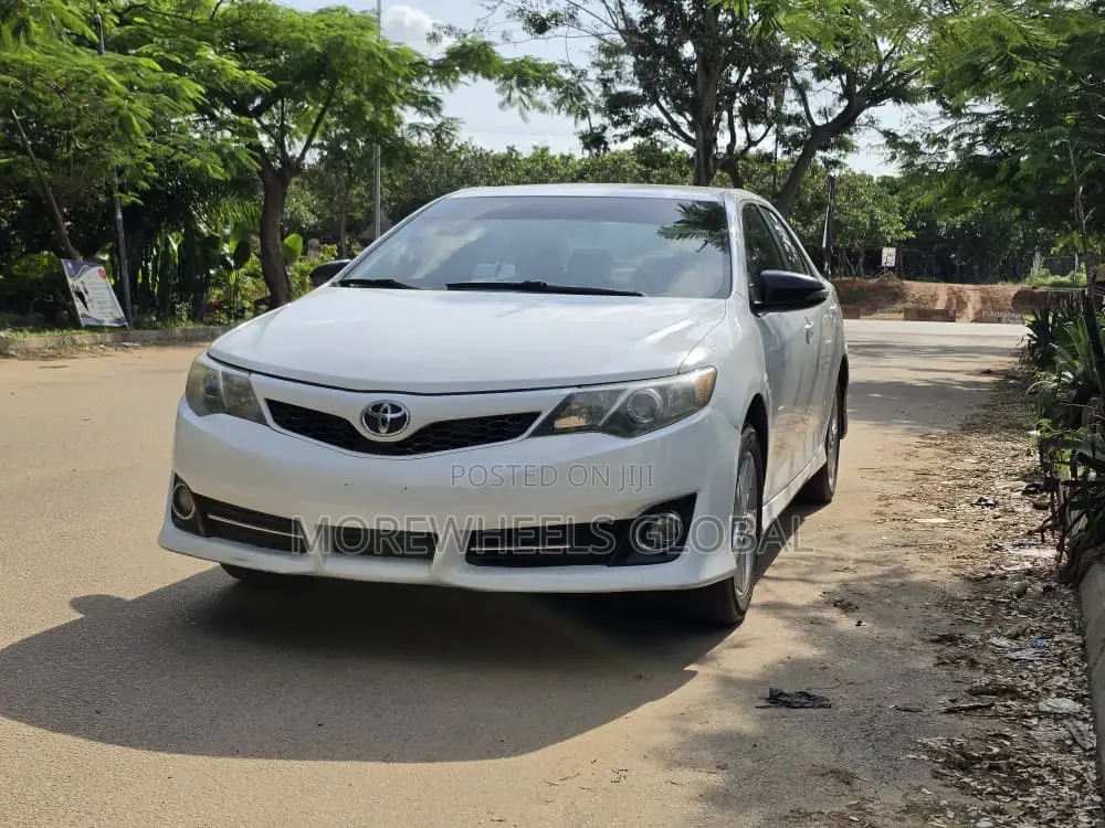 Toyota Camry SE 4dr Sedan (2.5L 4cyl 6A) 2013 White