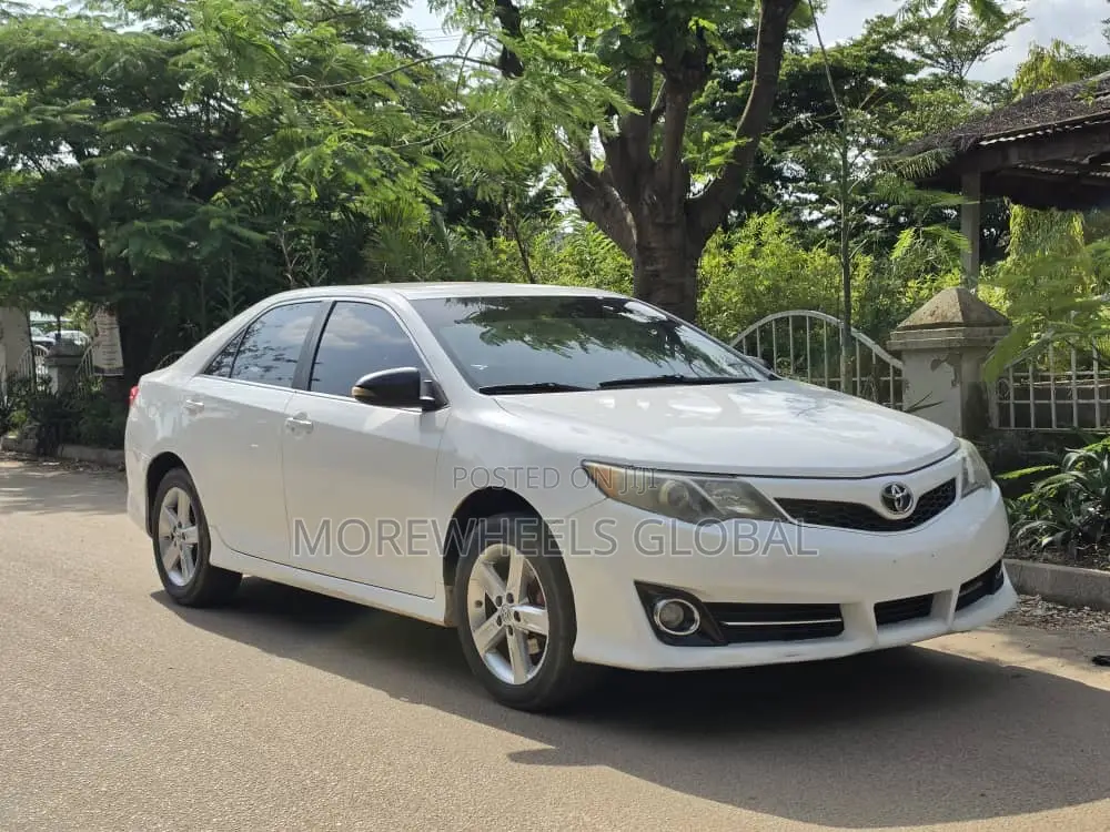 Toyota Camry SE 4dr Sedan (2.5L 4cyl 6A) 2013 White