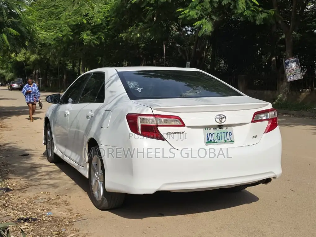 Toyota Camry SE 4dr Sedan (2.5L 4cyl 6A) 2013 White