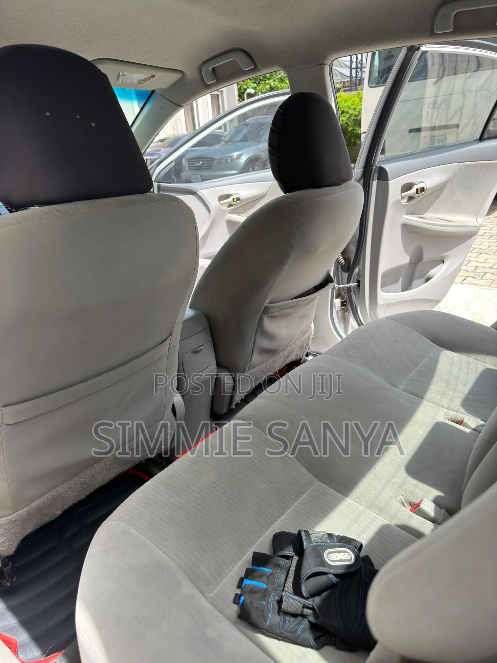 Toyota Corolla Base 4dr Sedan (1.8L 4cyl 5M) 2010 Silver