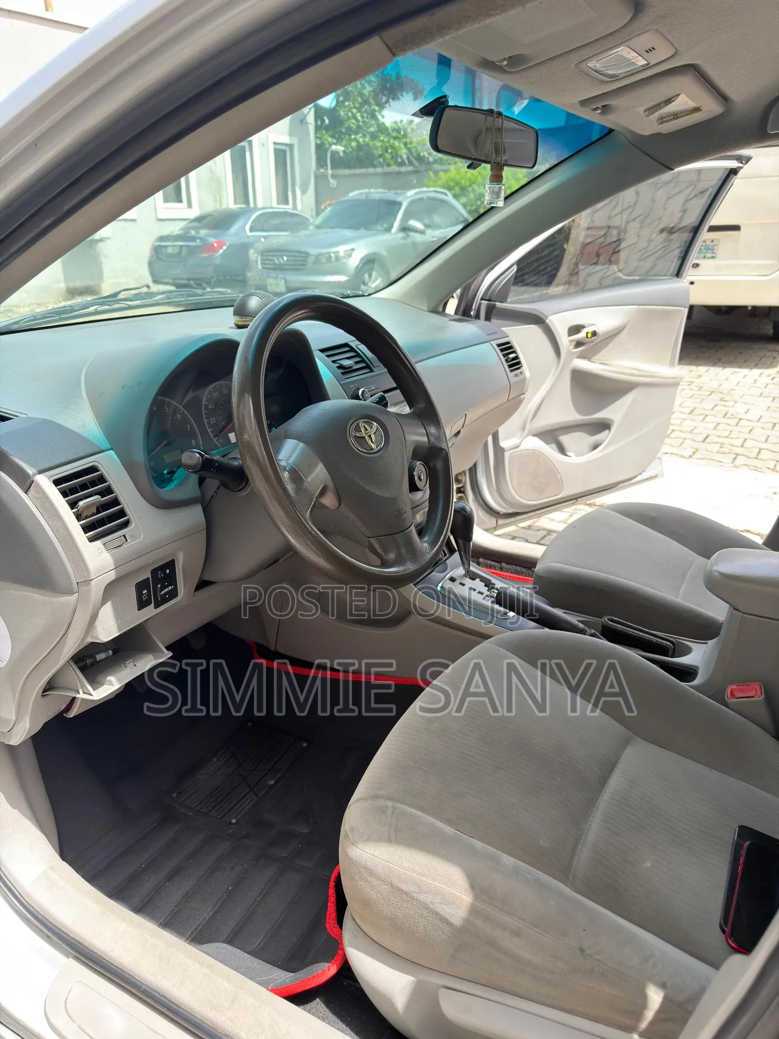 Toyota Corolla Base 4dr Sedan (1.8L 4cyl 5M) 2010 Silver