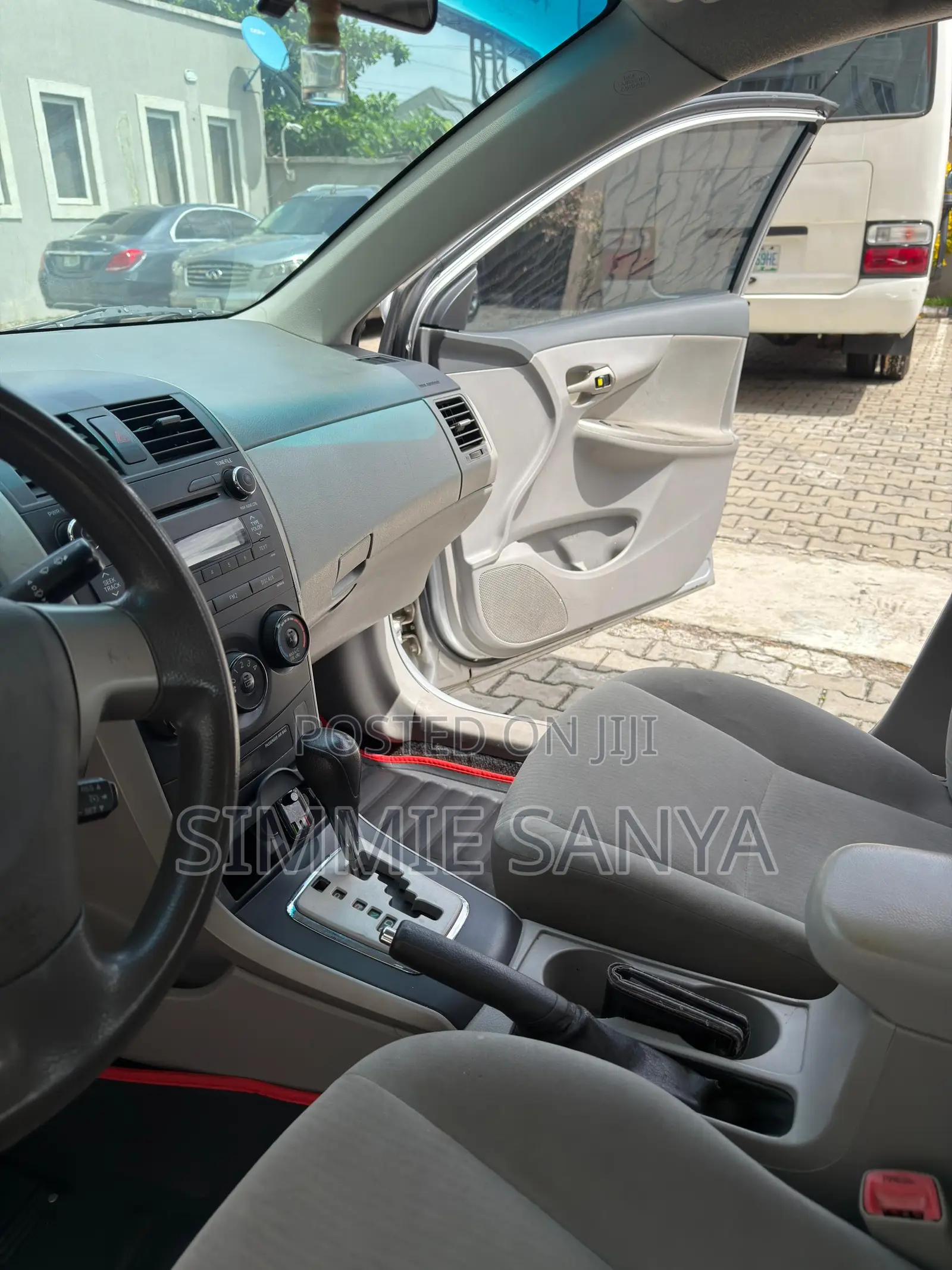 Toyota Corolla Base 4dr Sedan (1.8L 4cyl 5M) 2010 Silver