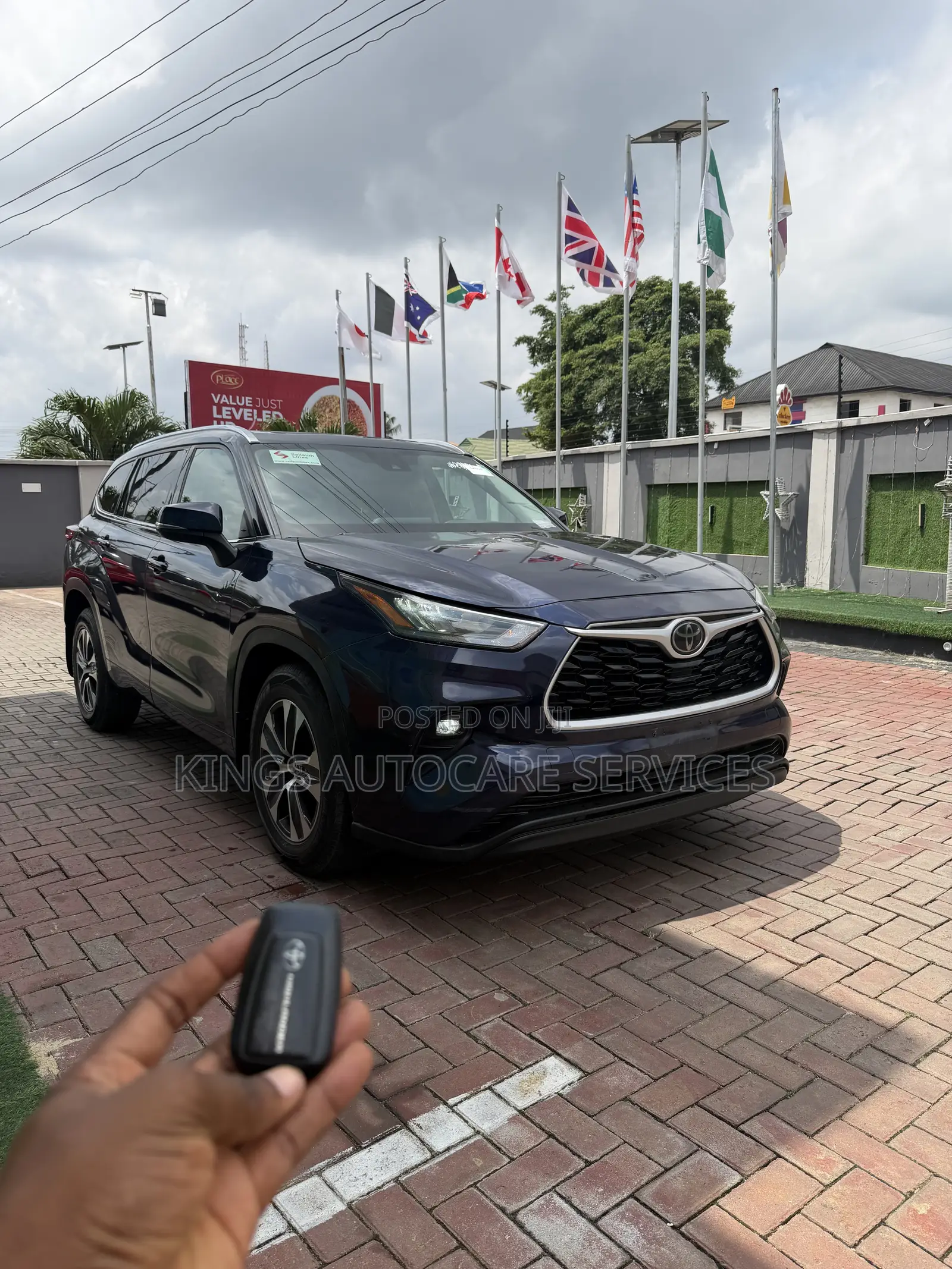 Toyota Highlander XLE AWD 2020 Blue