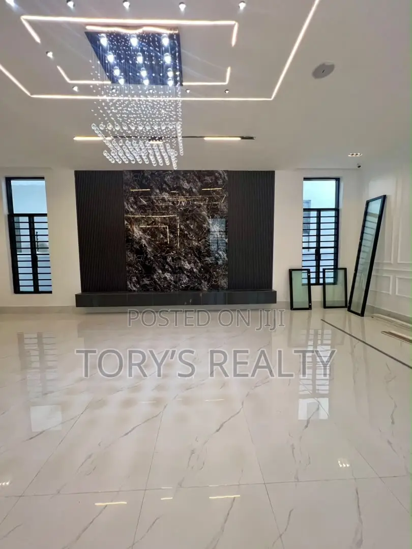 5bdrm Duplex in Chevron for sale