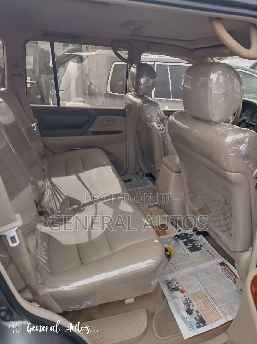 Toyota Land Cruiser 2004 Gray