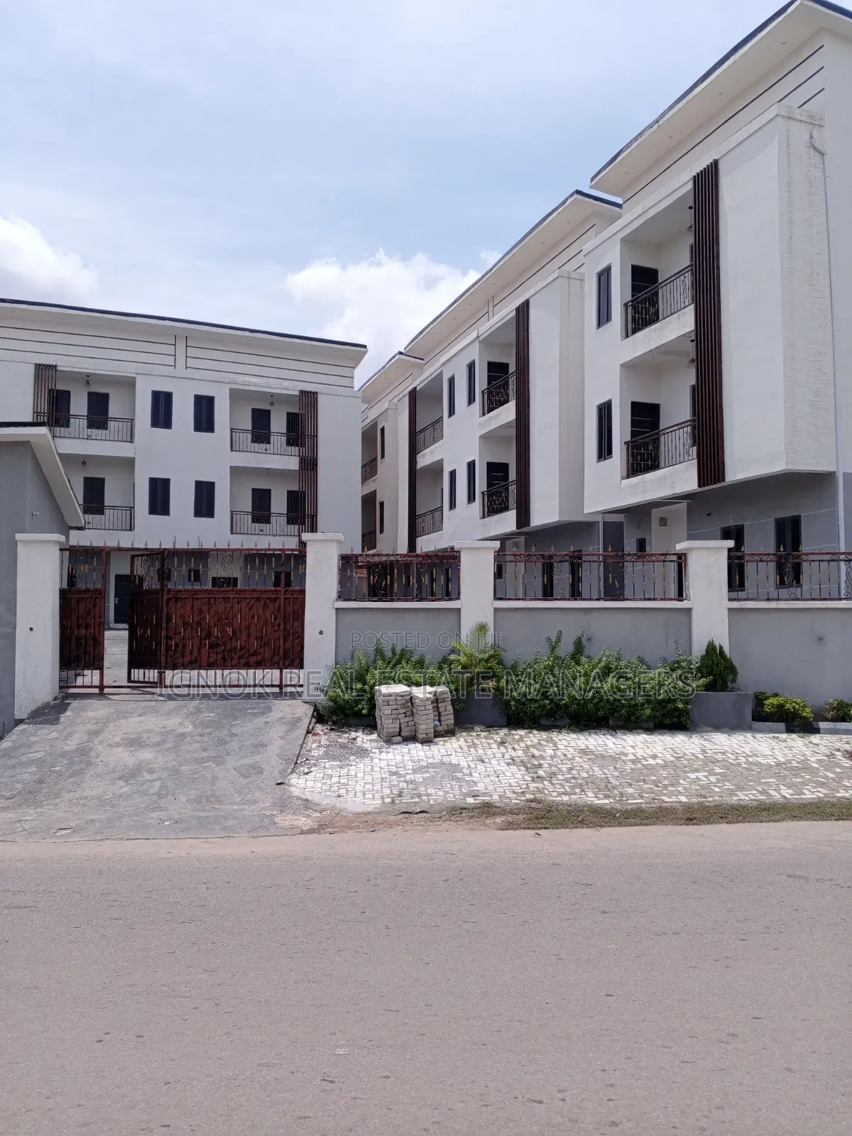 4bdrm Townhouse/Terrace in Utako for sale