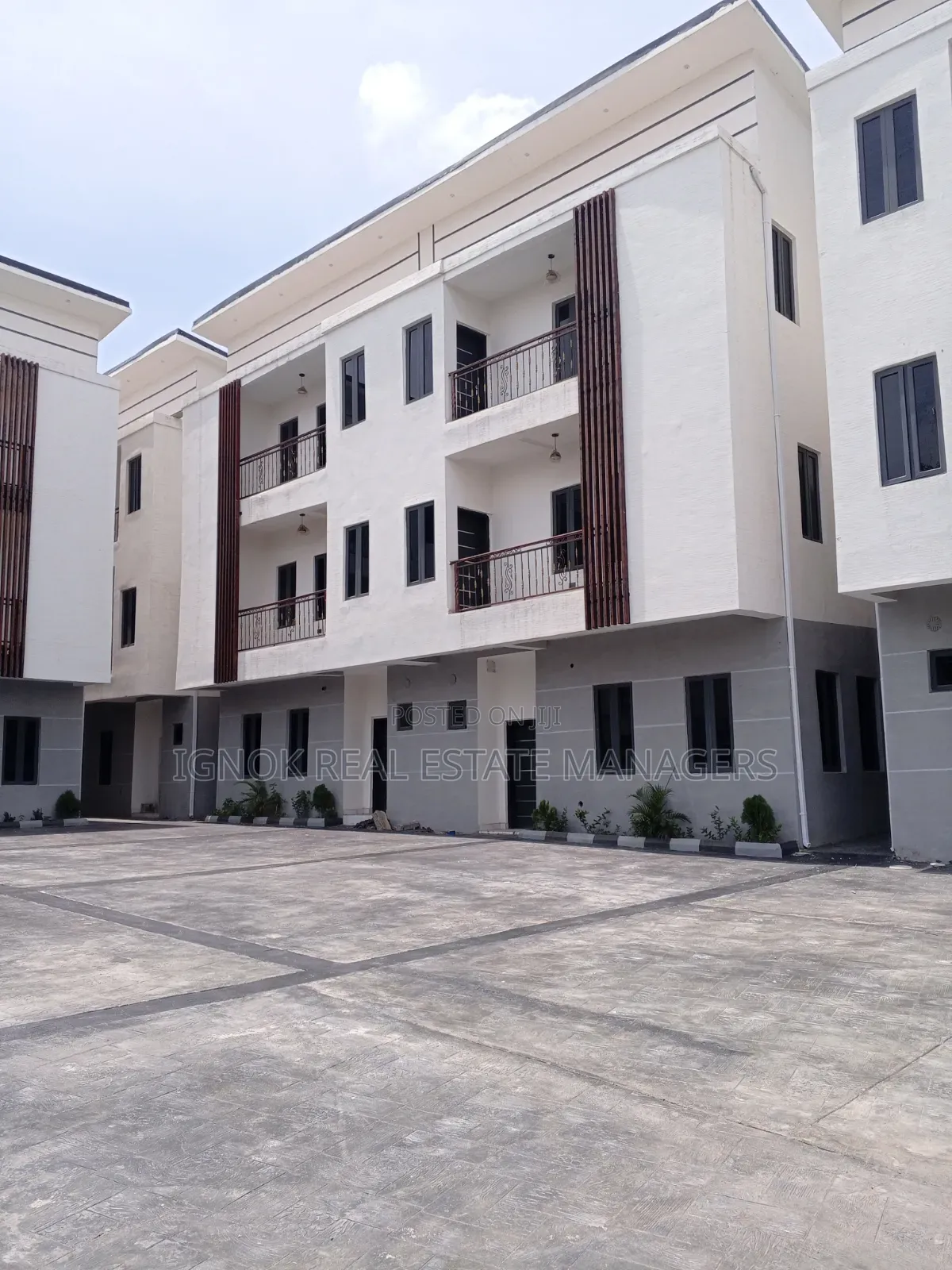 4bdrm Townhouse/Terrace in Utako for sale