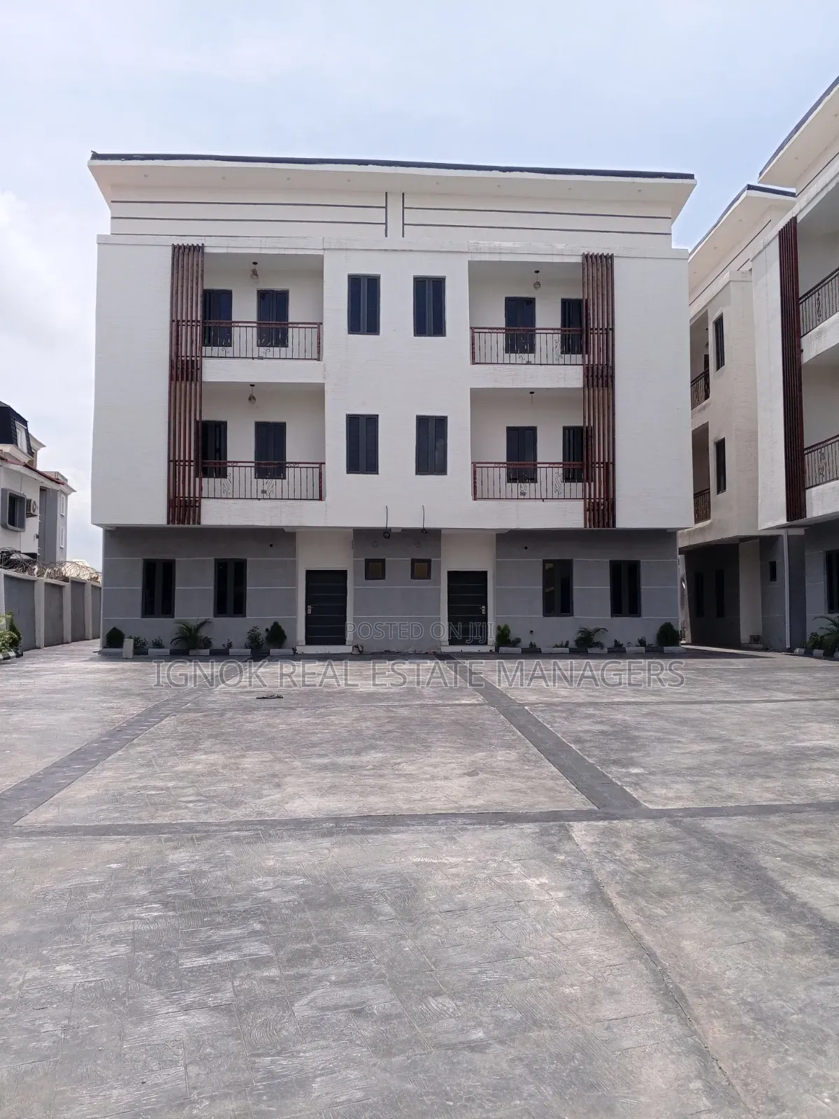 4bdrm Townhouse/Terrace in Utako for sale