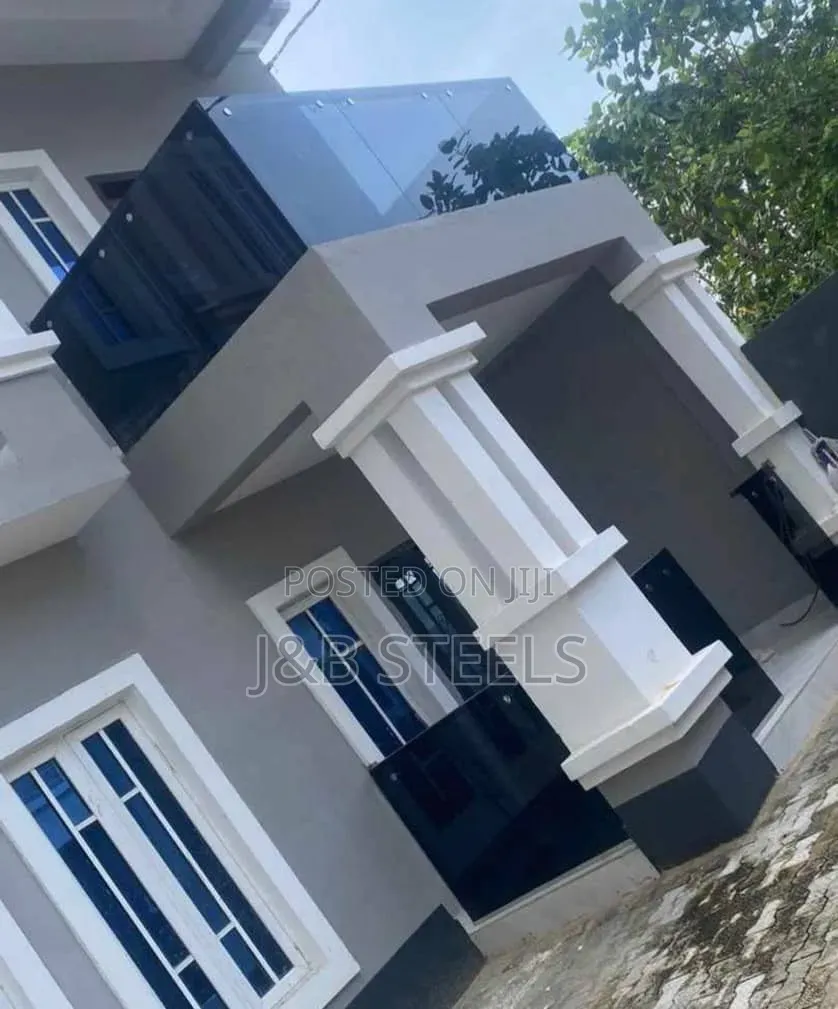 10m Frameless Black Glass