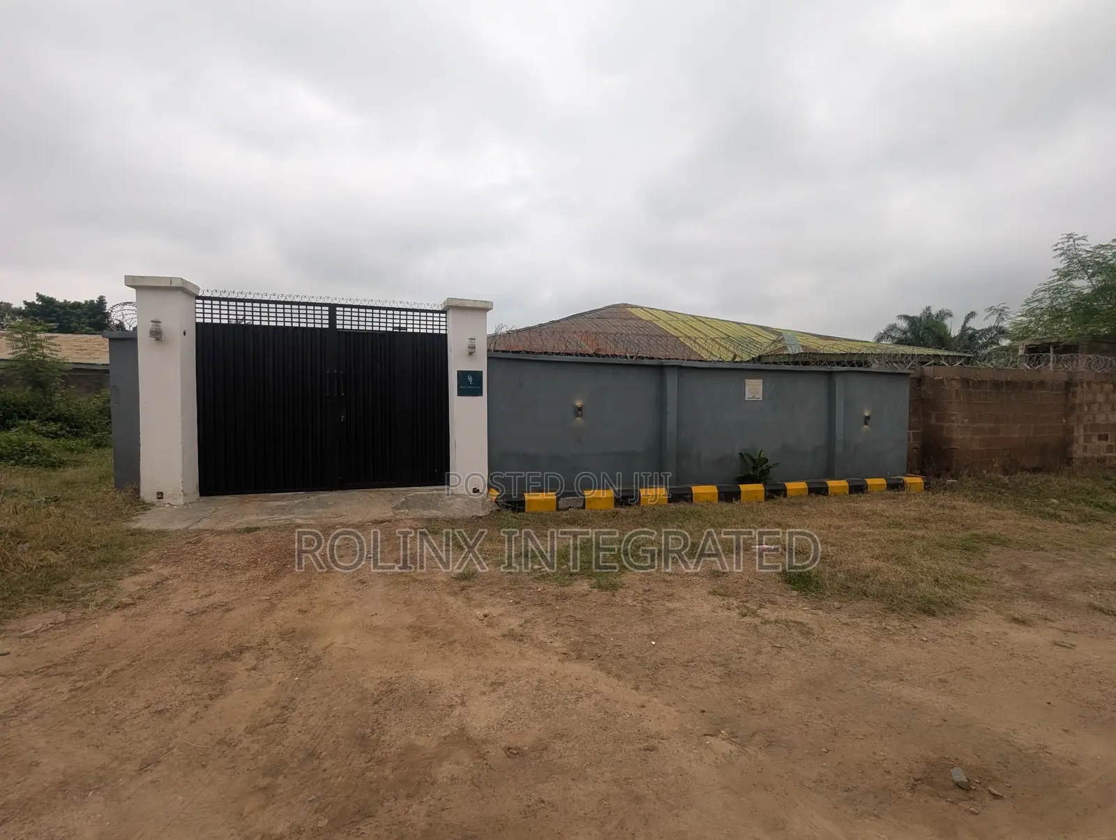 5bdrm Bungalow in Old Ife Road, Alakia for sale