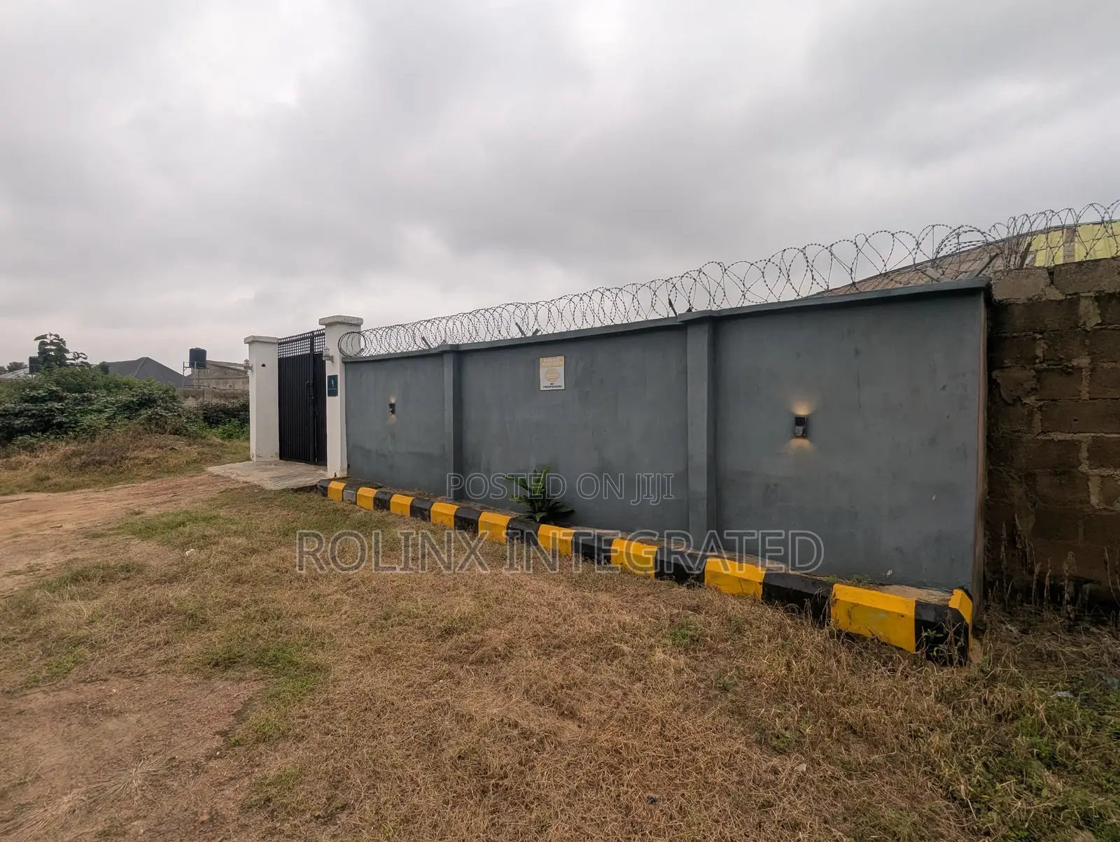 5bdrm Bungalow in Old Ife Road, Alakia for sale
