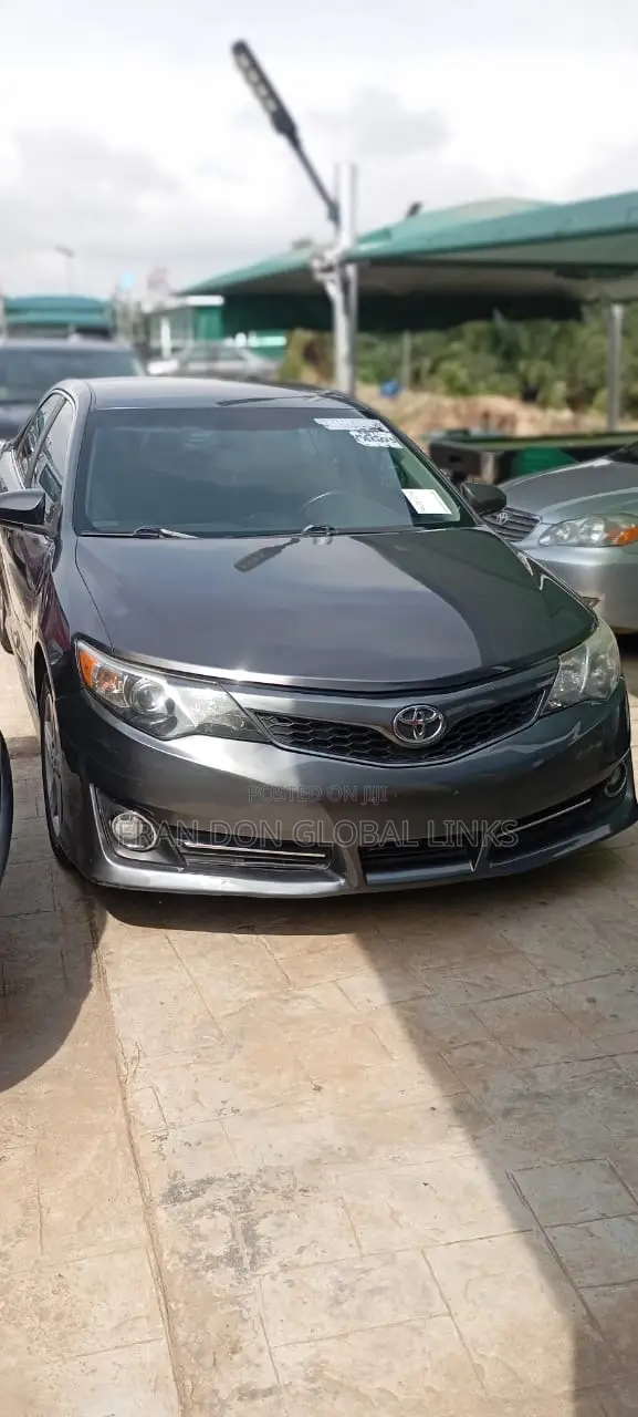 Toyota Camry SE 4dr Sedan (2.5L 4cyl 6A) 2014 Gray