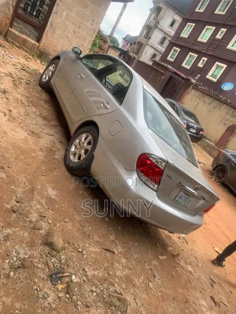 Toyota Camry XLE 4dr Sedan (2.4L 4cyl 4A) 2004 Silver