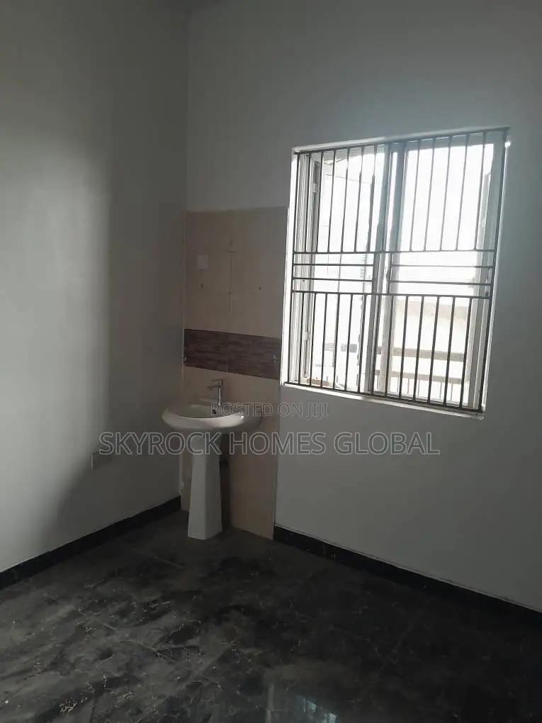 3bdrm Block of Flats in Ikota for rent