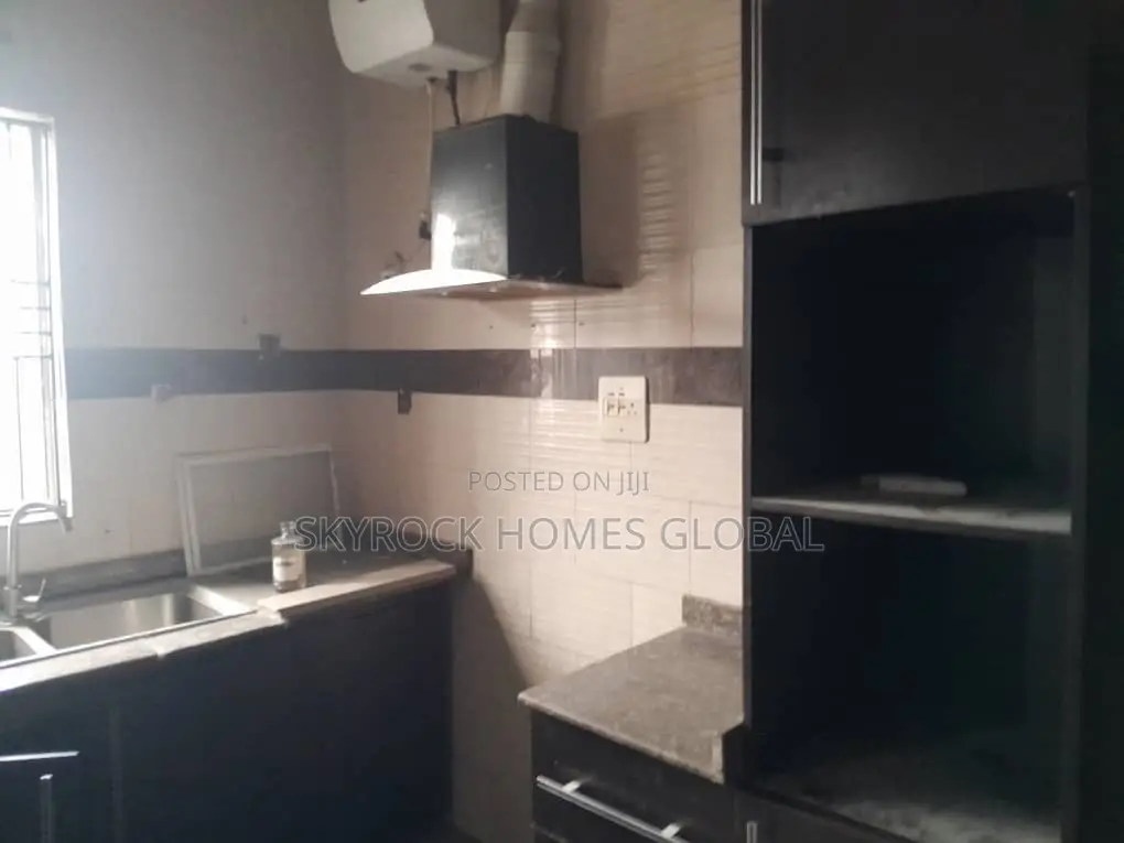 3bdrm Block of Flats in Ikota for rent