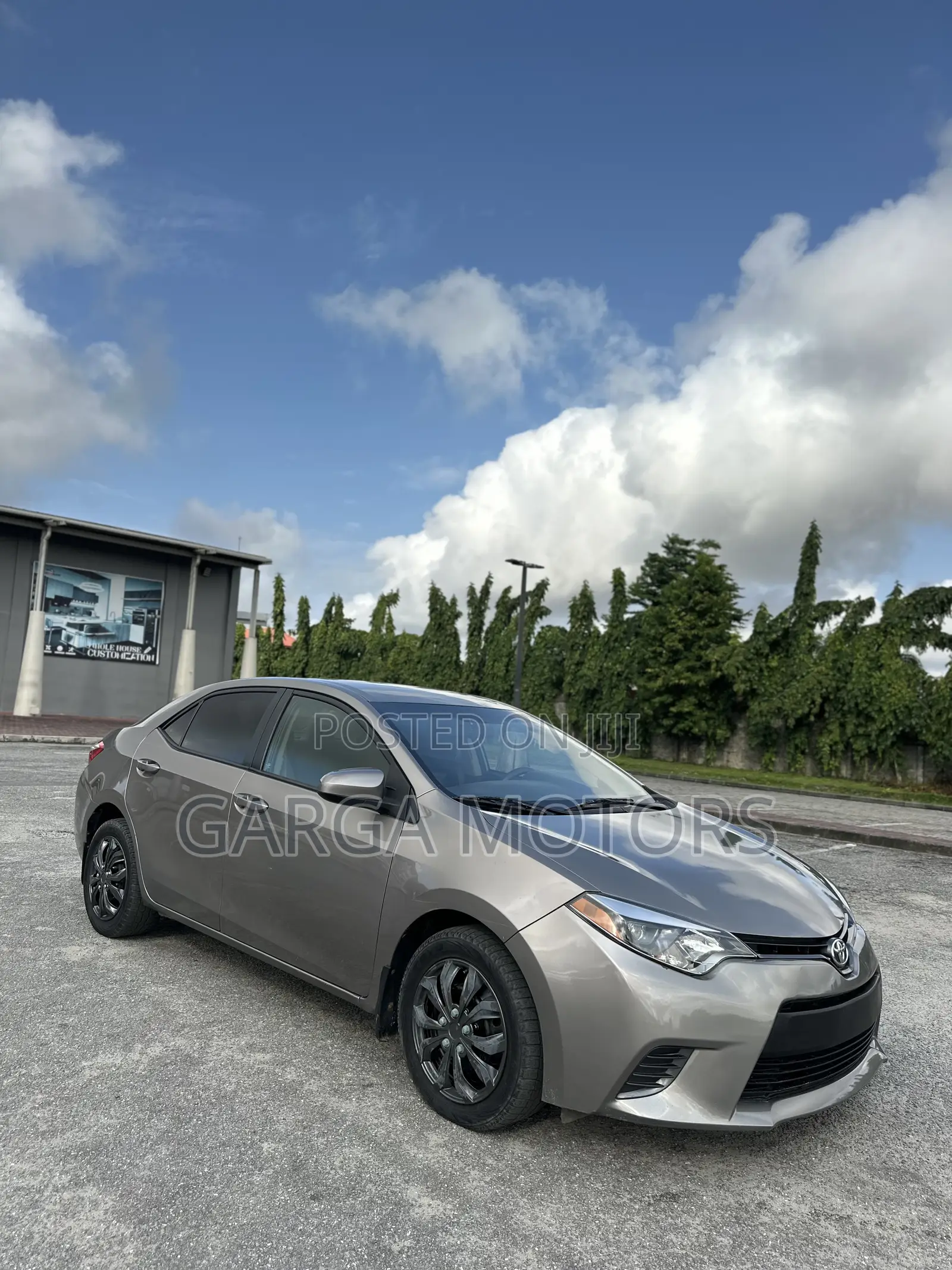 Toyota Corolla LE 4dr Sedan (1.8L 4cyl CVT) 2016 Gold