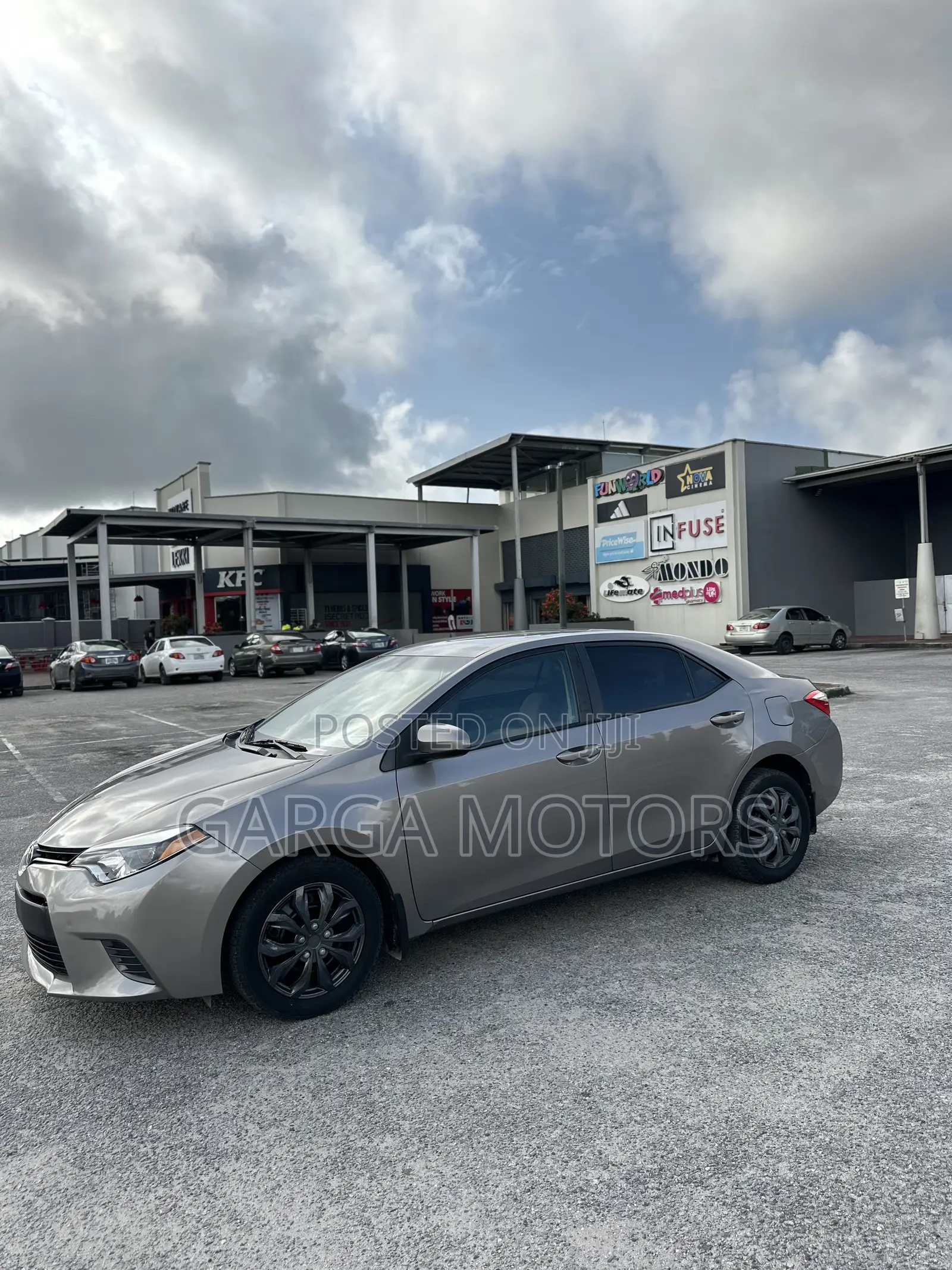 Toyota Corolla LE 4dr Sedan (1.8L 4cyl CVT) 2016 Gold