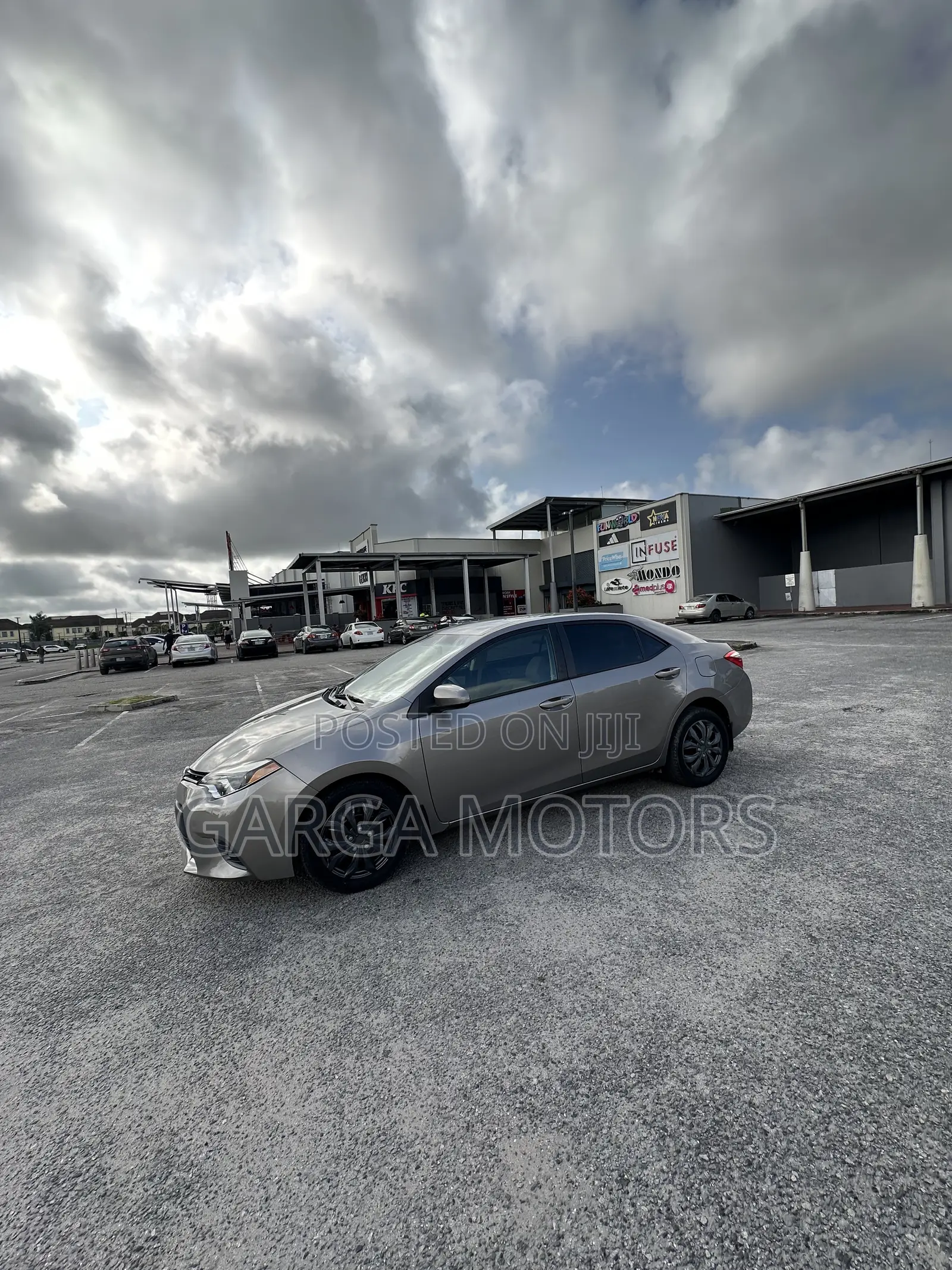 Toyota Corolla LE 4dr Sedan (1.8L 4cyl CVT) 2016 Gold