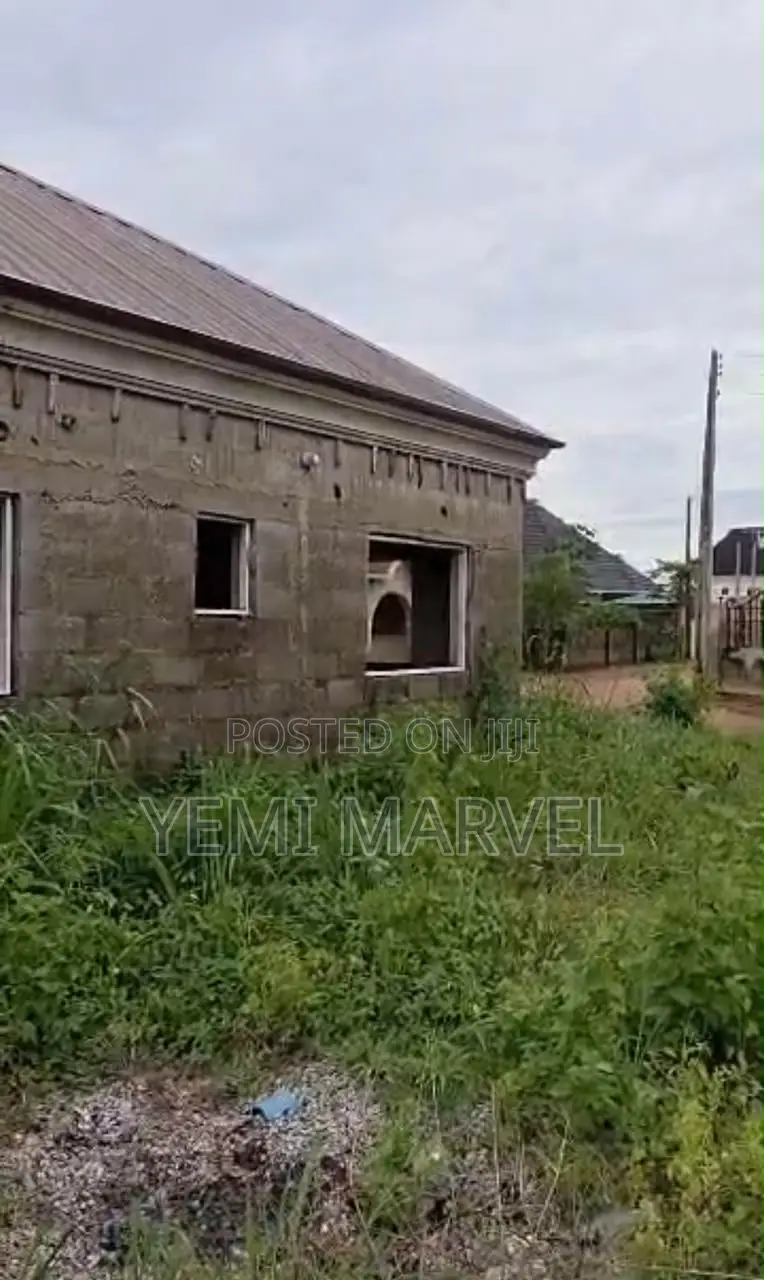 6bdrm Block of Flats in Emmanuel Estate, Off, Idishin for sale