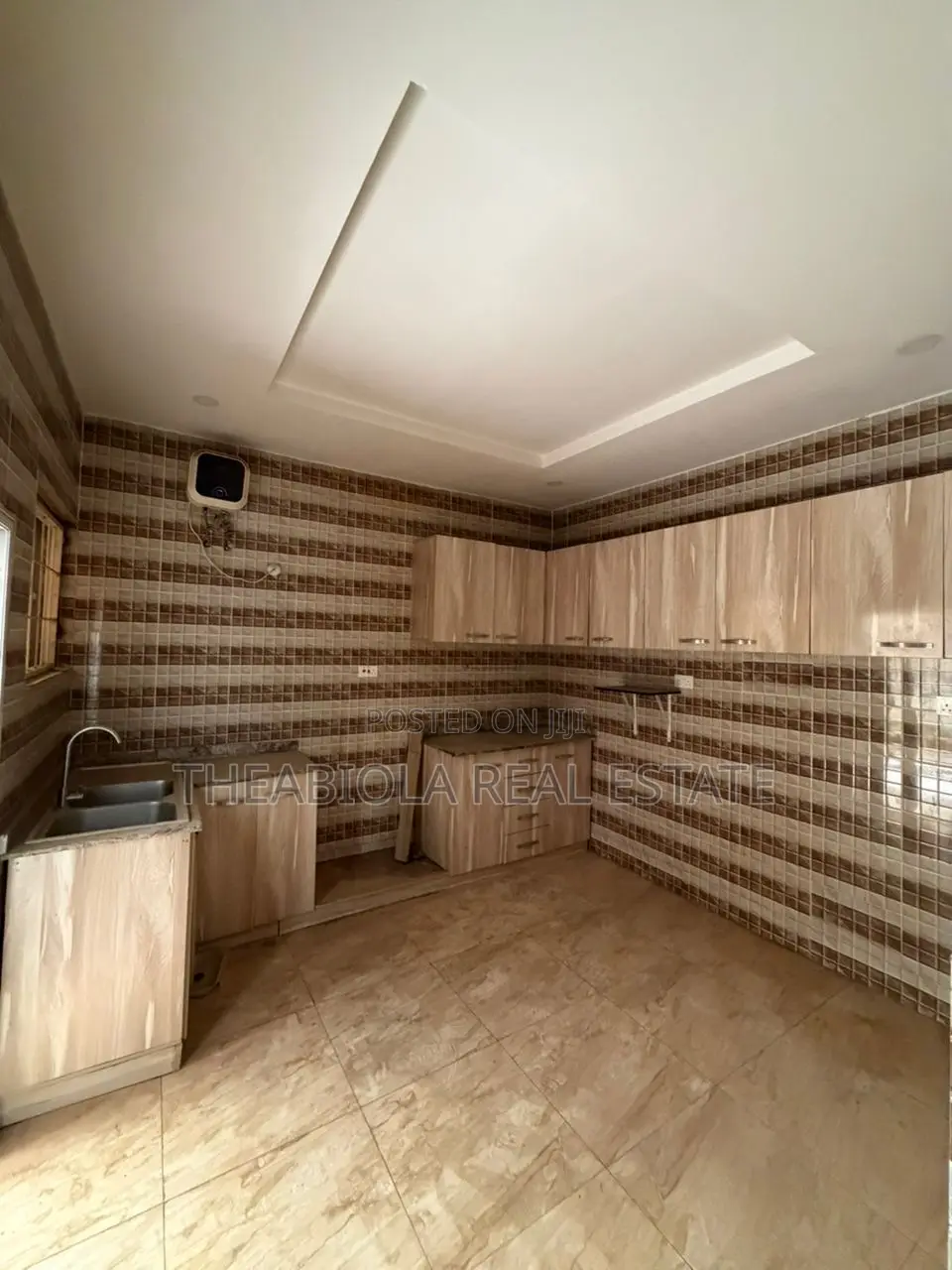 5bdrm Townhouse / Terrace in Guzape, Abuja for rent