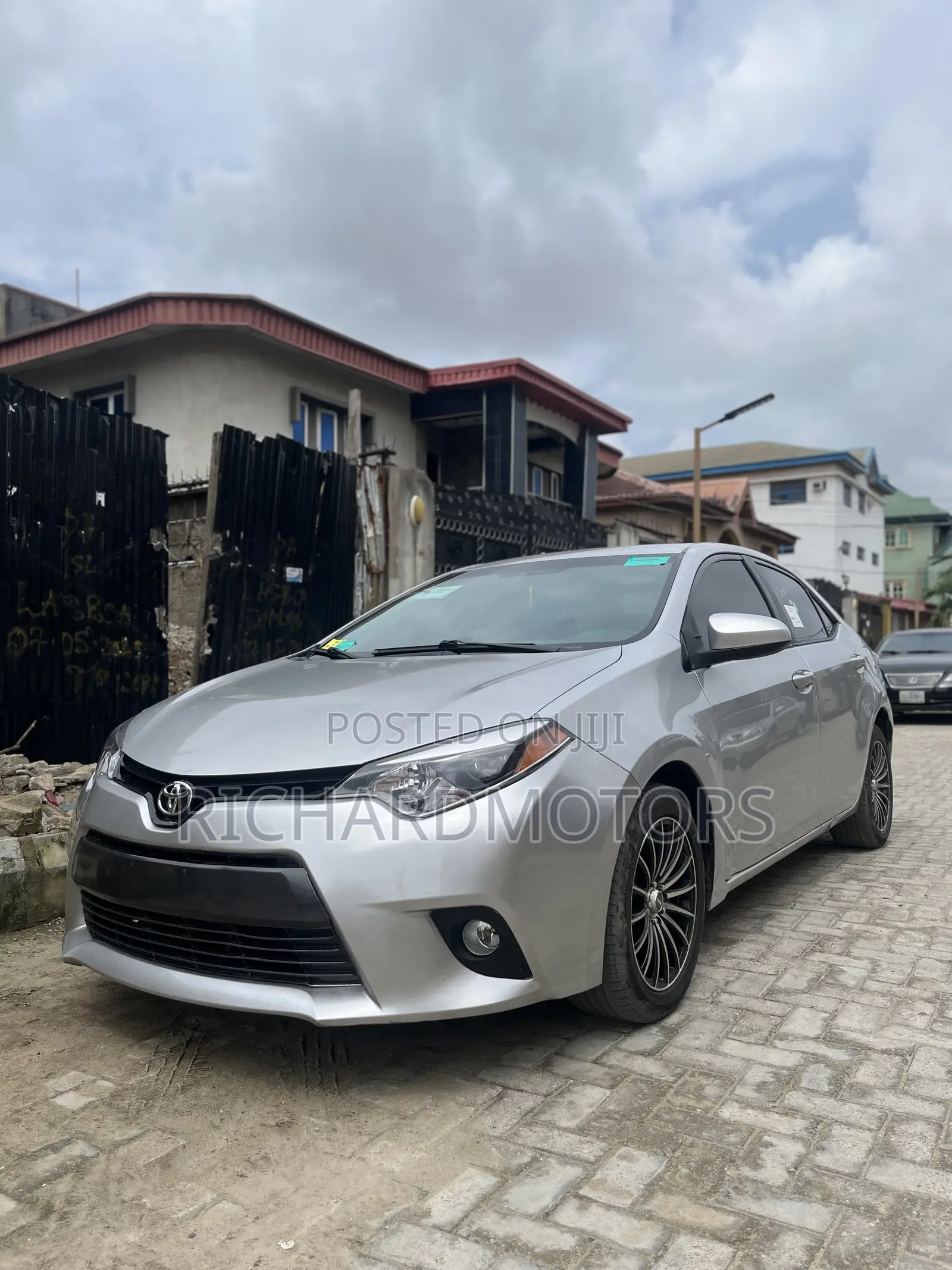Toyota Corolla LE Premium 4dr Sedan (1.8L 4cyl CVT) 2016 Silver