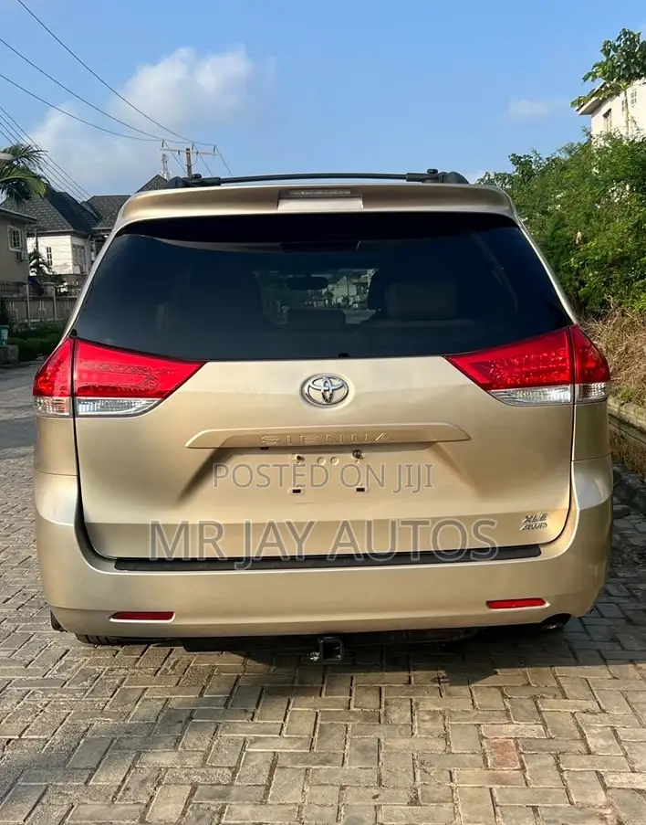 Toyota Sienna 2013 Gold