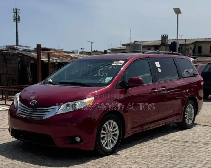 Toyota Sienna 2012 Burgundy