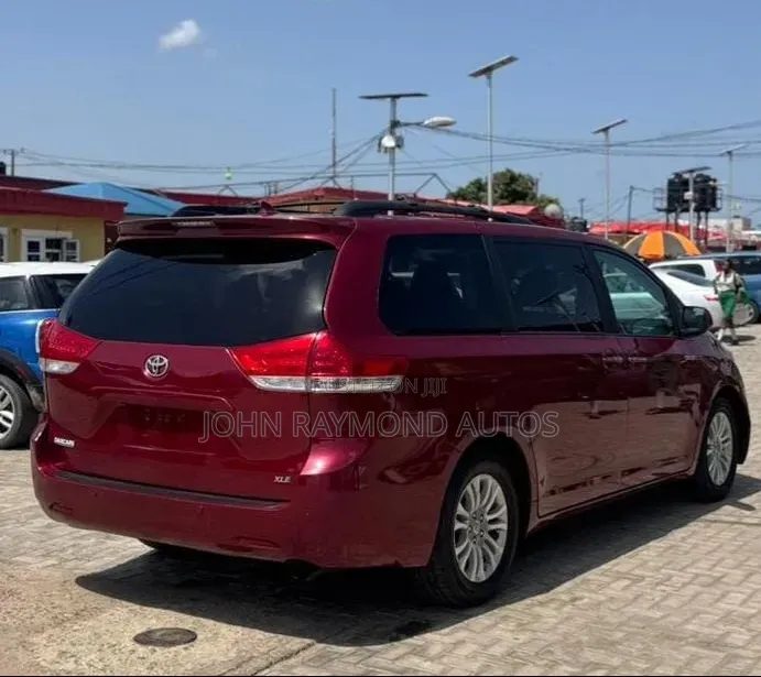 Toyota Sienna 2012 Burgundy