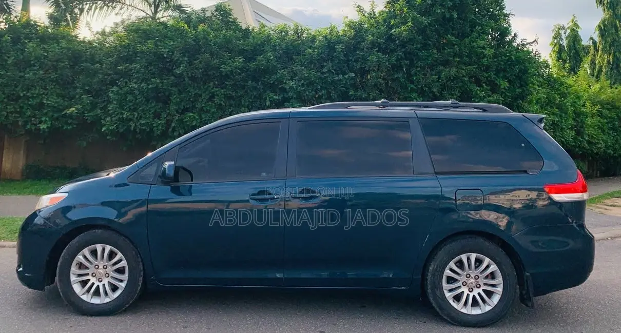 Toyota Sienna 2011 Gray