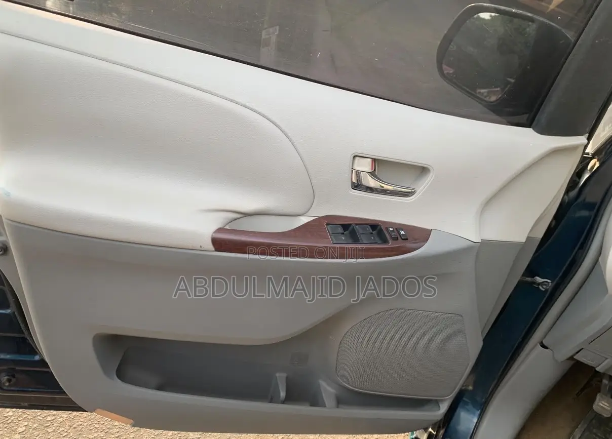 Toyota Sienna 2011 Gray