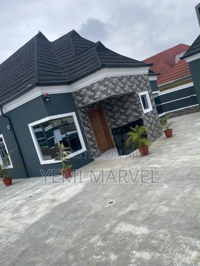 5bdrm Block of Flats in Akuru Olusetan for sale