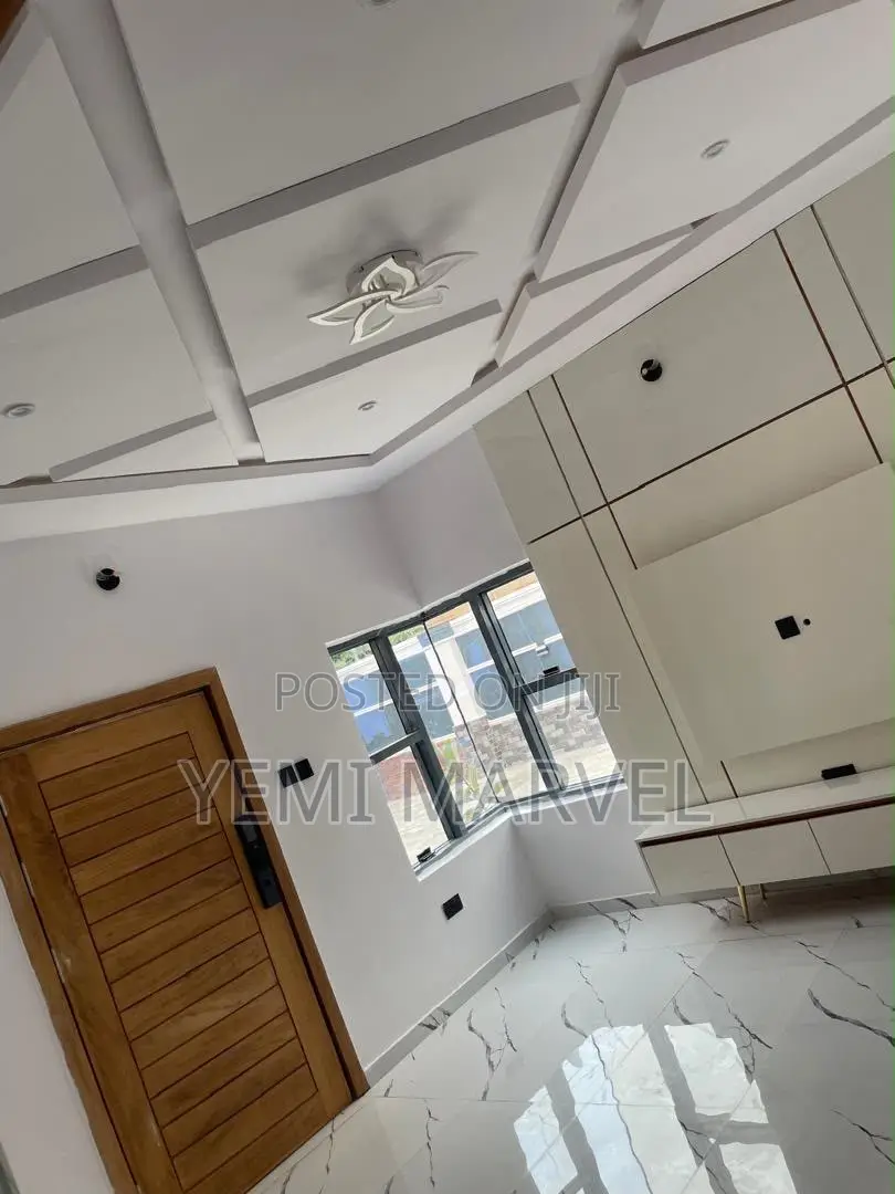 5bdrm Block of Flats in Akuru Olusetan for sale