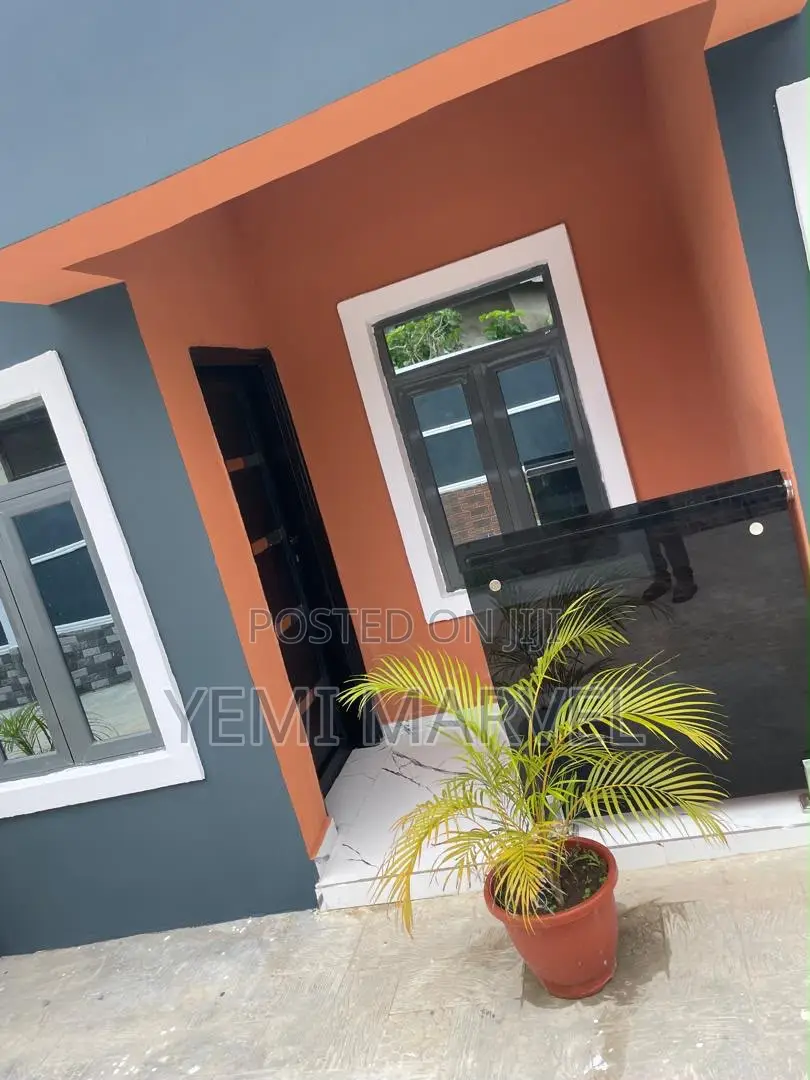 5bdrm Block of Flats in Akuru Olusetan for sale