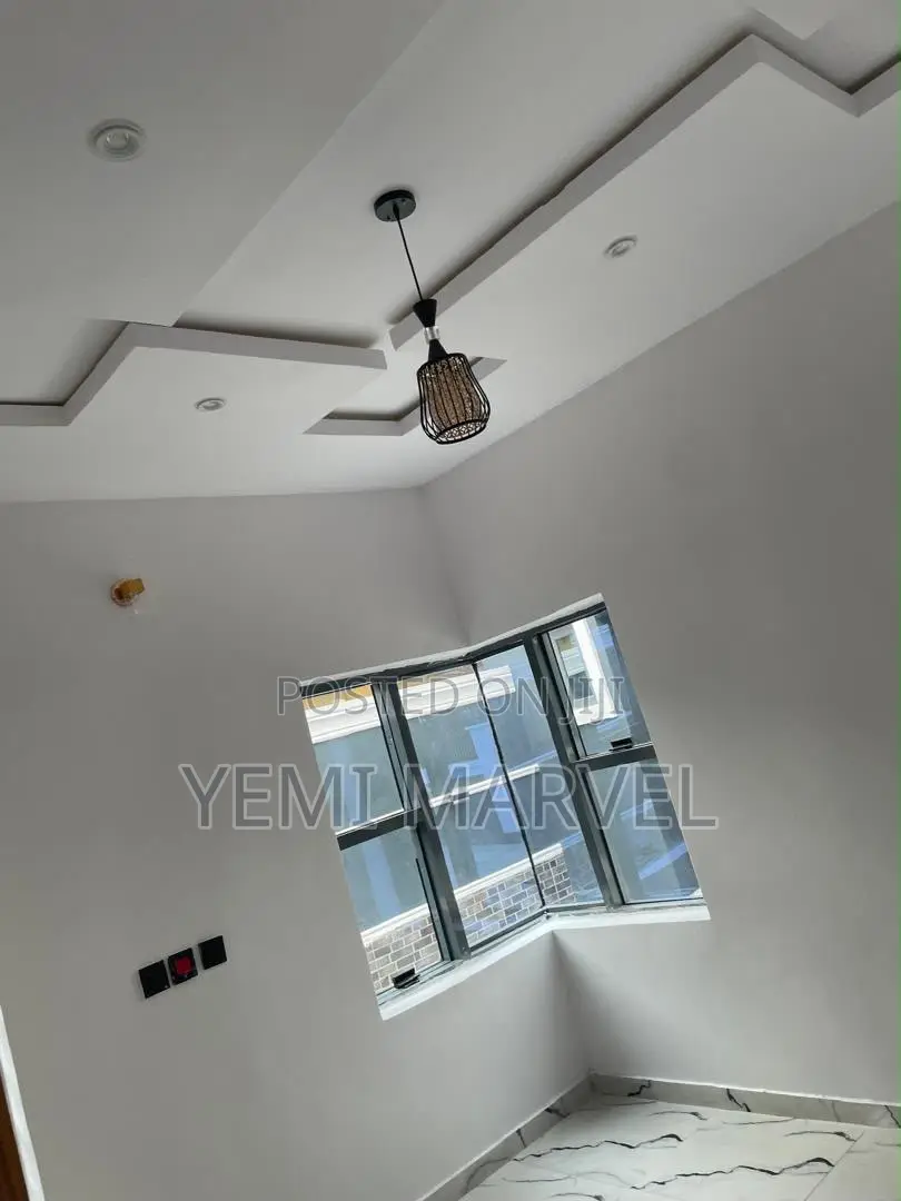 5bdrm Block of Flats in Akuru Olusetan for sale