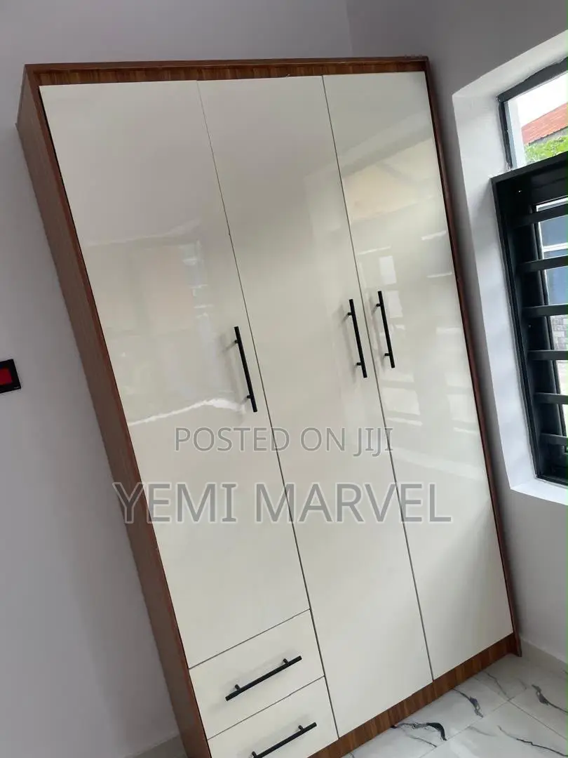 5bdrm Block of Flats in Akuru Olusetan for sale