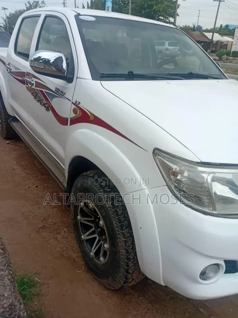 Toyota Hilux SR5 4x4 2013 White