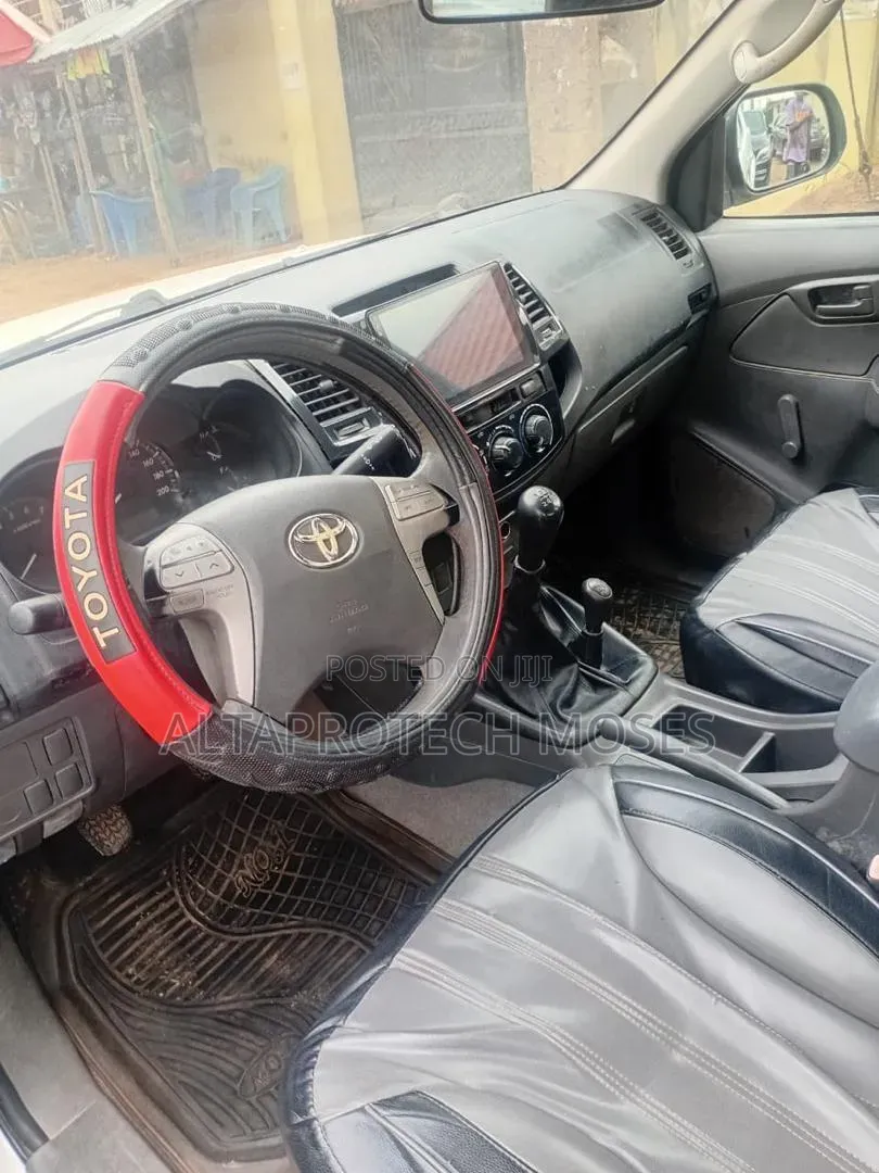 Toyota Hilux SR5 4x4 2013 White