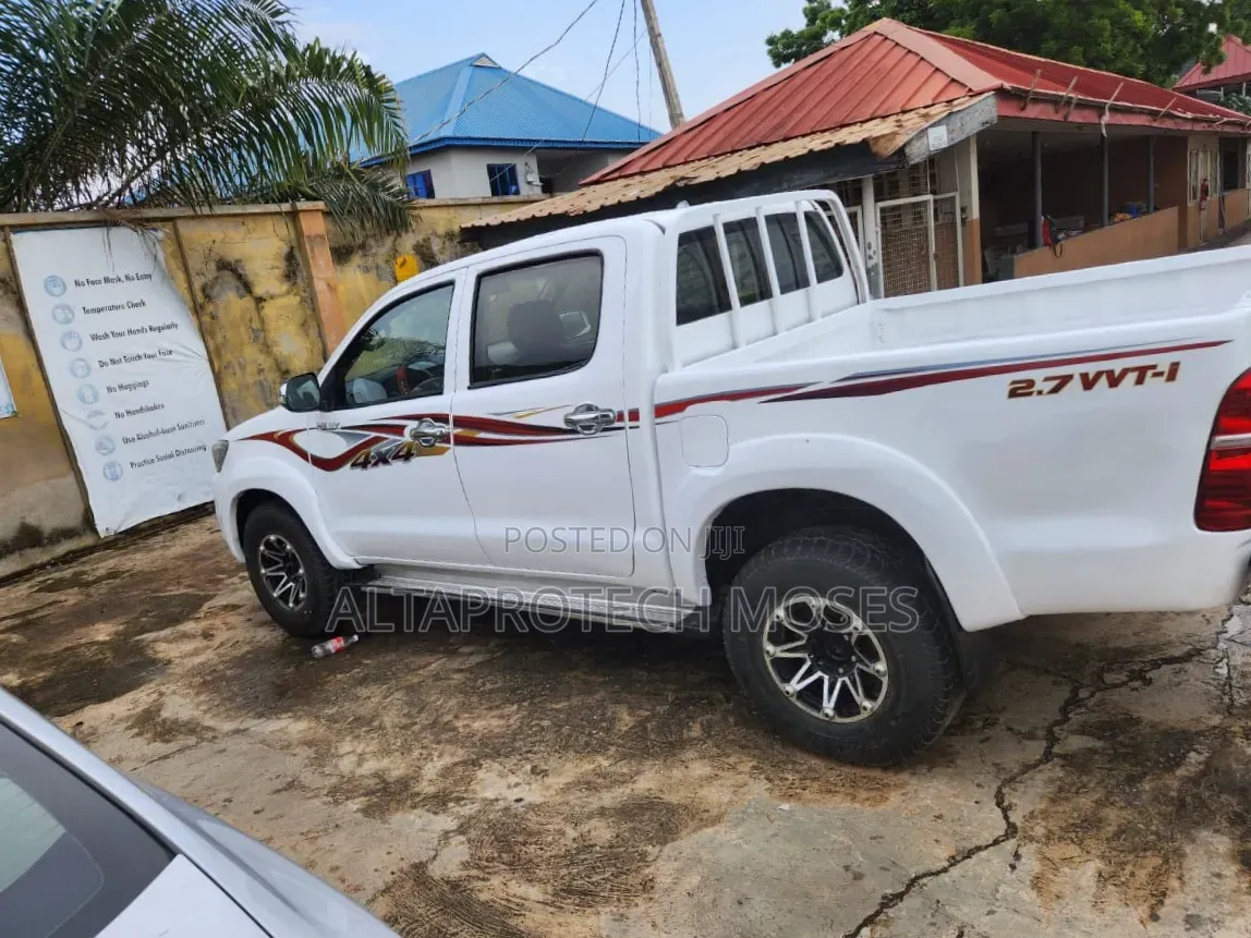 Toyota Hilux SR5 4x4 2013 White