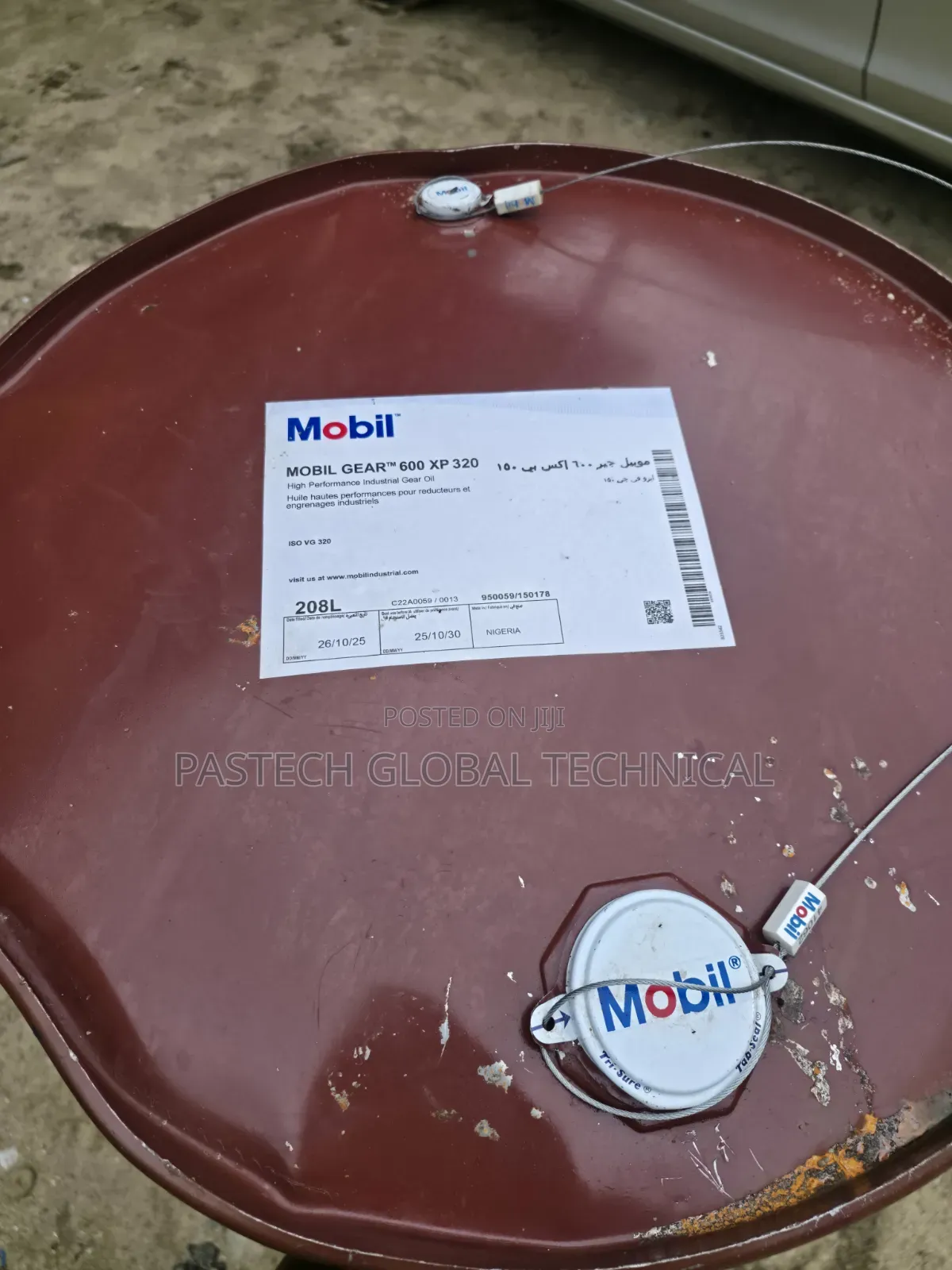 A Drum of 208l Mobil Gear 600 Xp 320