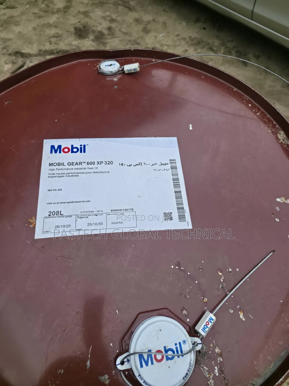 A Drum of 208l Mobil Gear 600 Xp 320