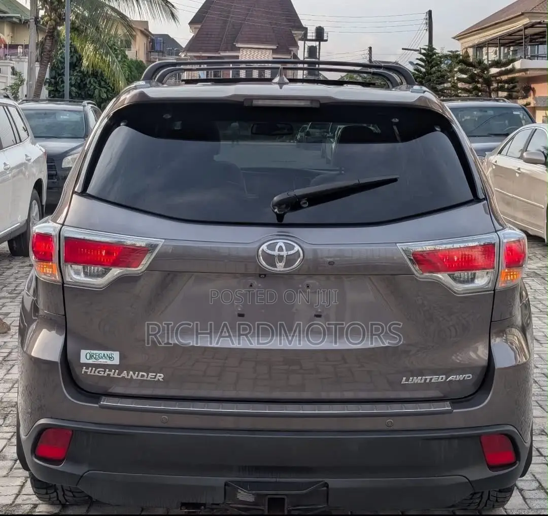 Toyota Highlander Limited Platinum 4dr SUV AWD (3.5L 6cyl 6A) 2015