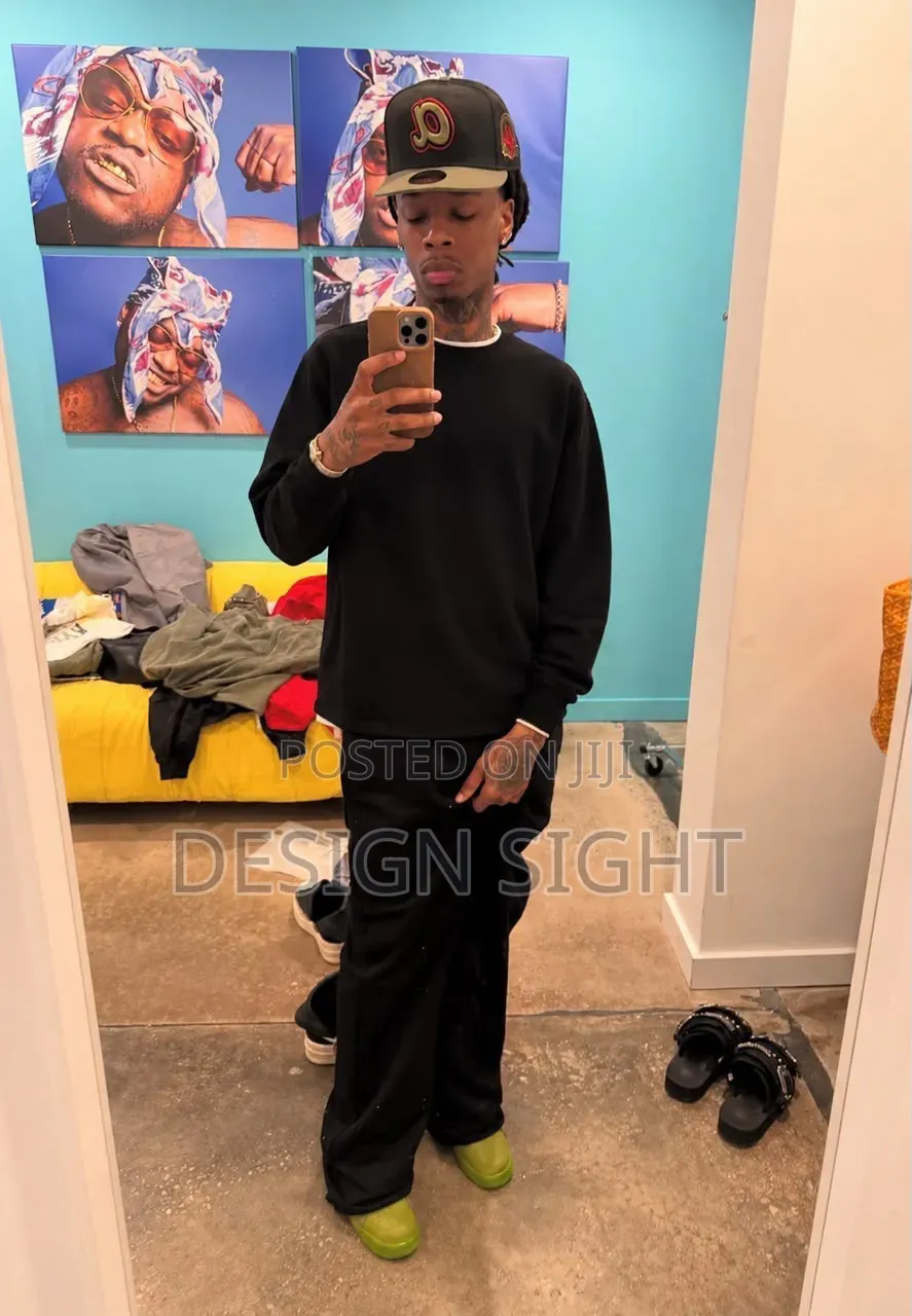 Men's Crew Neck Long Sleeve T-Shirt With a Contrasting White Inner